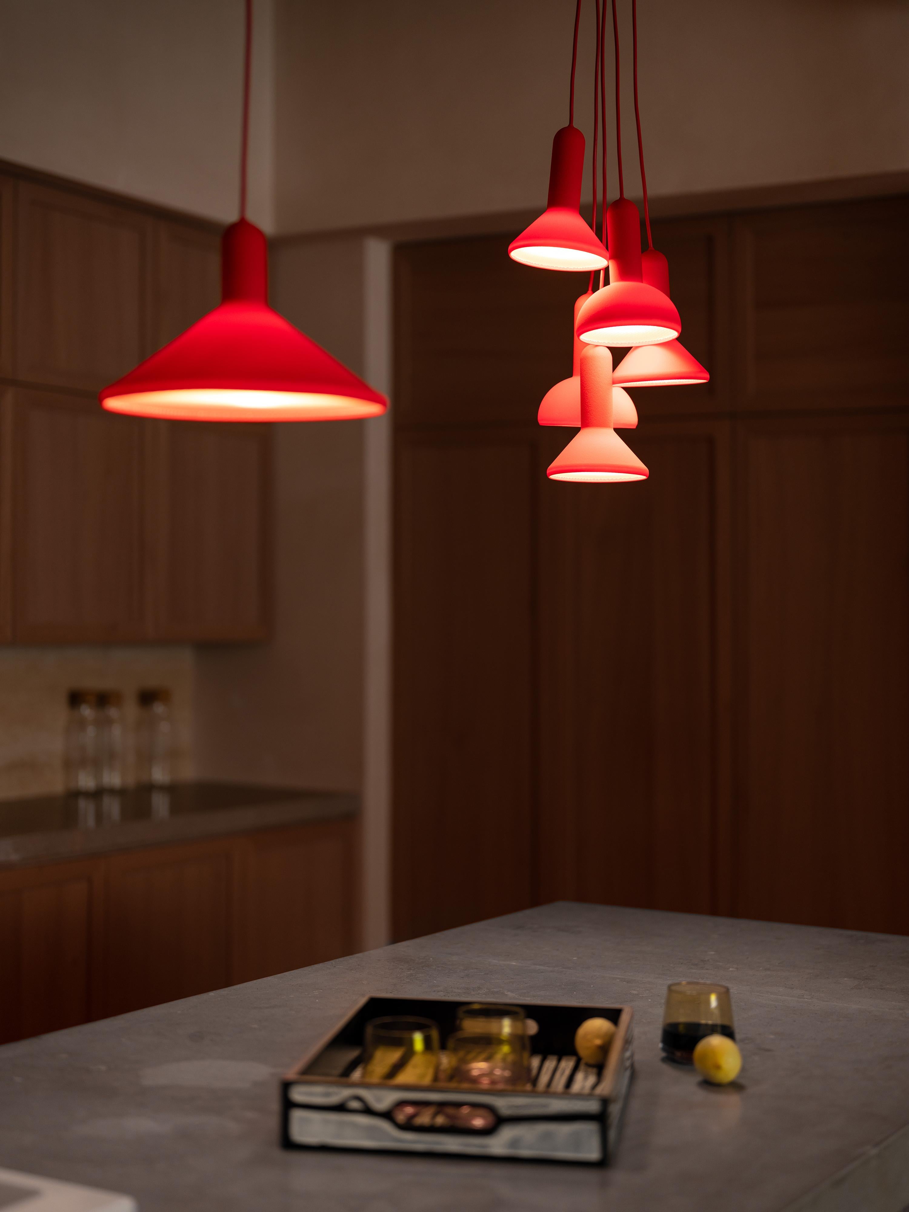 Avec son silicone tactile, la Torch Light révèle ses références à la forme et au matériau de la torche typique, tandis que le diffuseur à texture de diamant fait astucieusement référence au verre d'un phare de voiture. Il est facile de créer un look