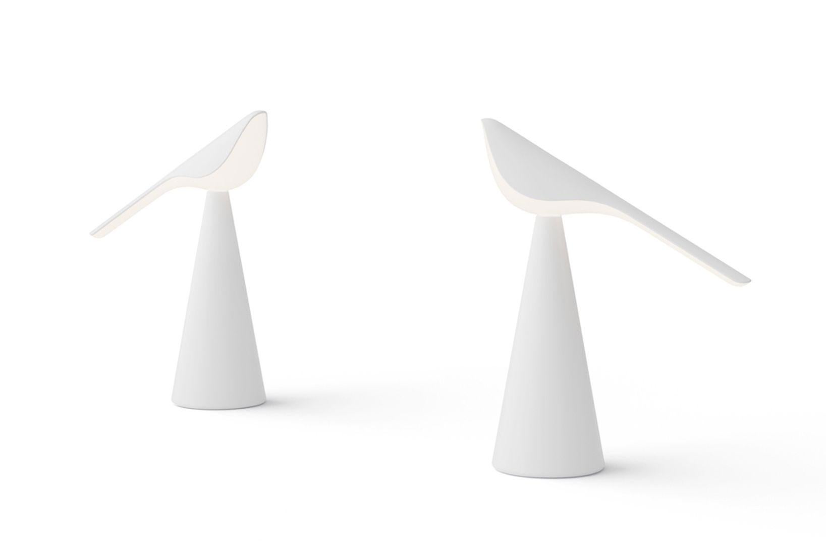 Die charaktervolle, von Vögeln inspirierte Leuchte von Nao Tamura ist aus milchig-weißem Polycarbonat gegossen und hat eine zarte Form A. Die tragbare Tiki-Lampe, die in Gruppen oder 