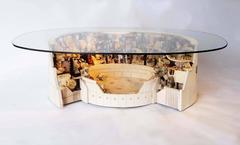 Table basse/table basse ronde en bois de Colosseum avec plateau en verre par Po Shun Leong