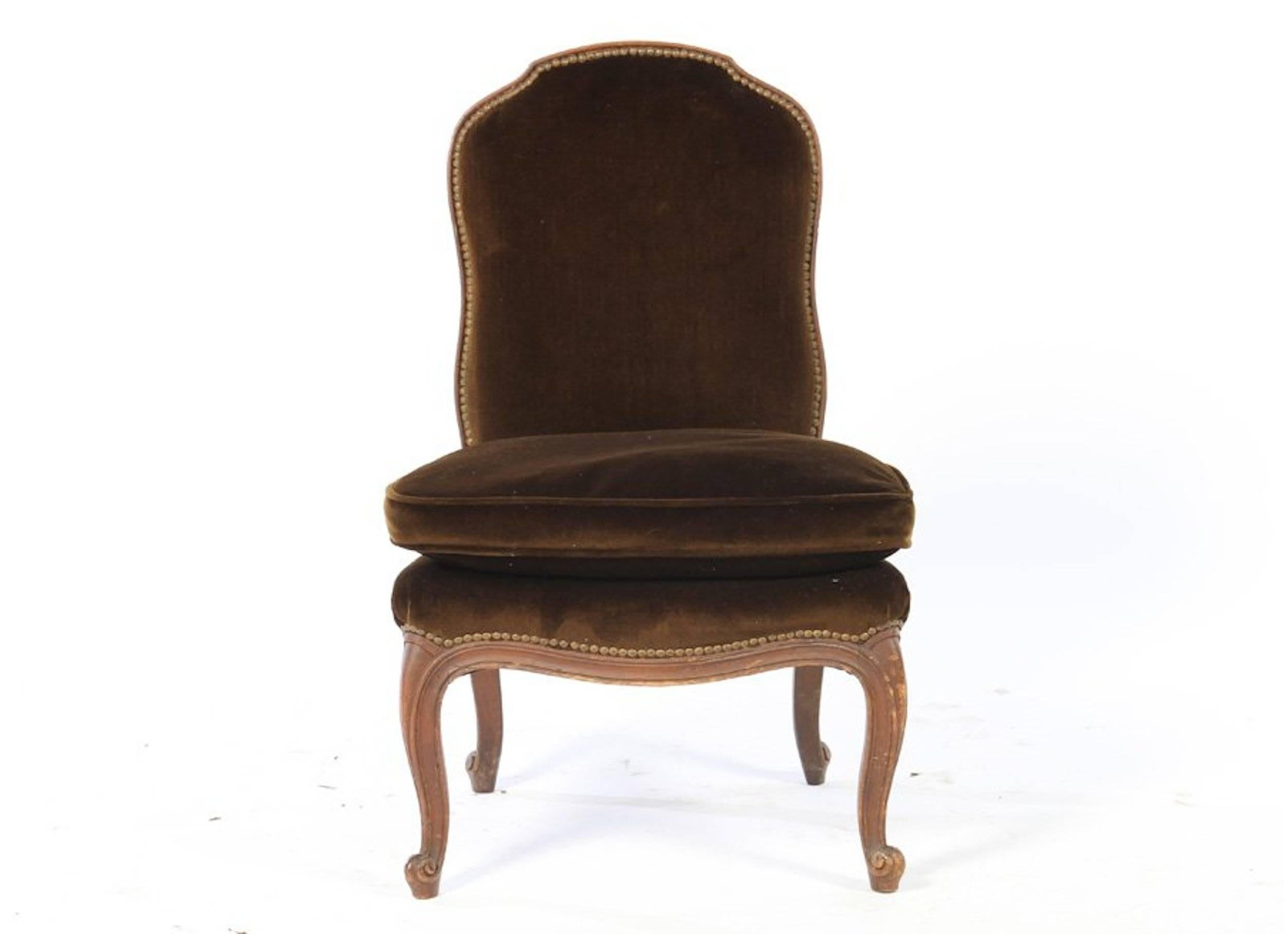 A French Louis XV style boudoir, slipper chair having velvet upholstery and loose cushion seat raised on cabriole legs with nailhead trim, circa 1940. 

Dimensions: Seat height: 16