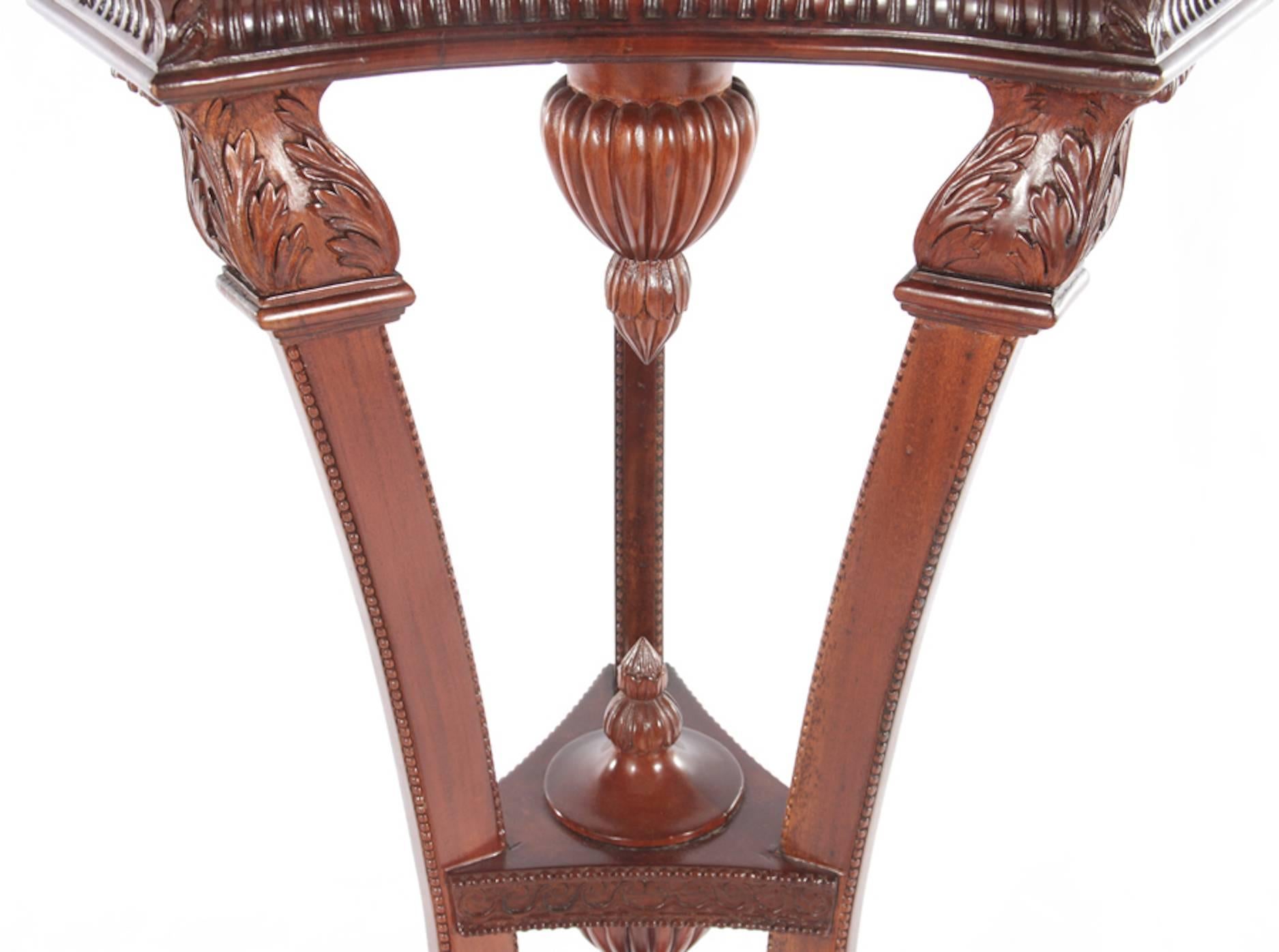 Carved Mahogany Athenienne In Excellent Condition For Sale In Southampton, NY