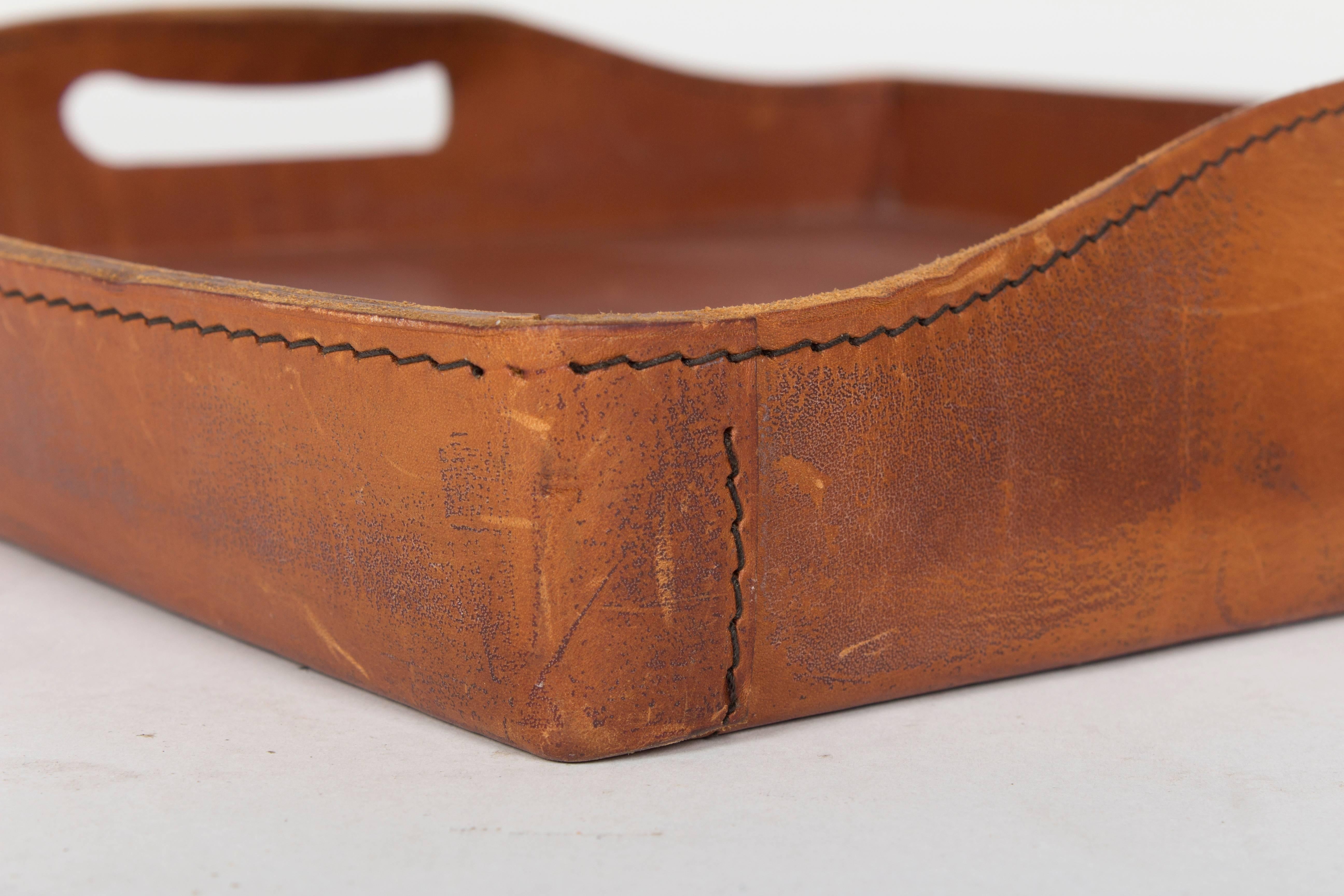 Rare Large and Thick Leather Serving Tray by the Auböck Workshop, Vienna, 1950s For Sale 3