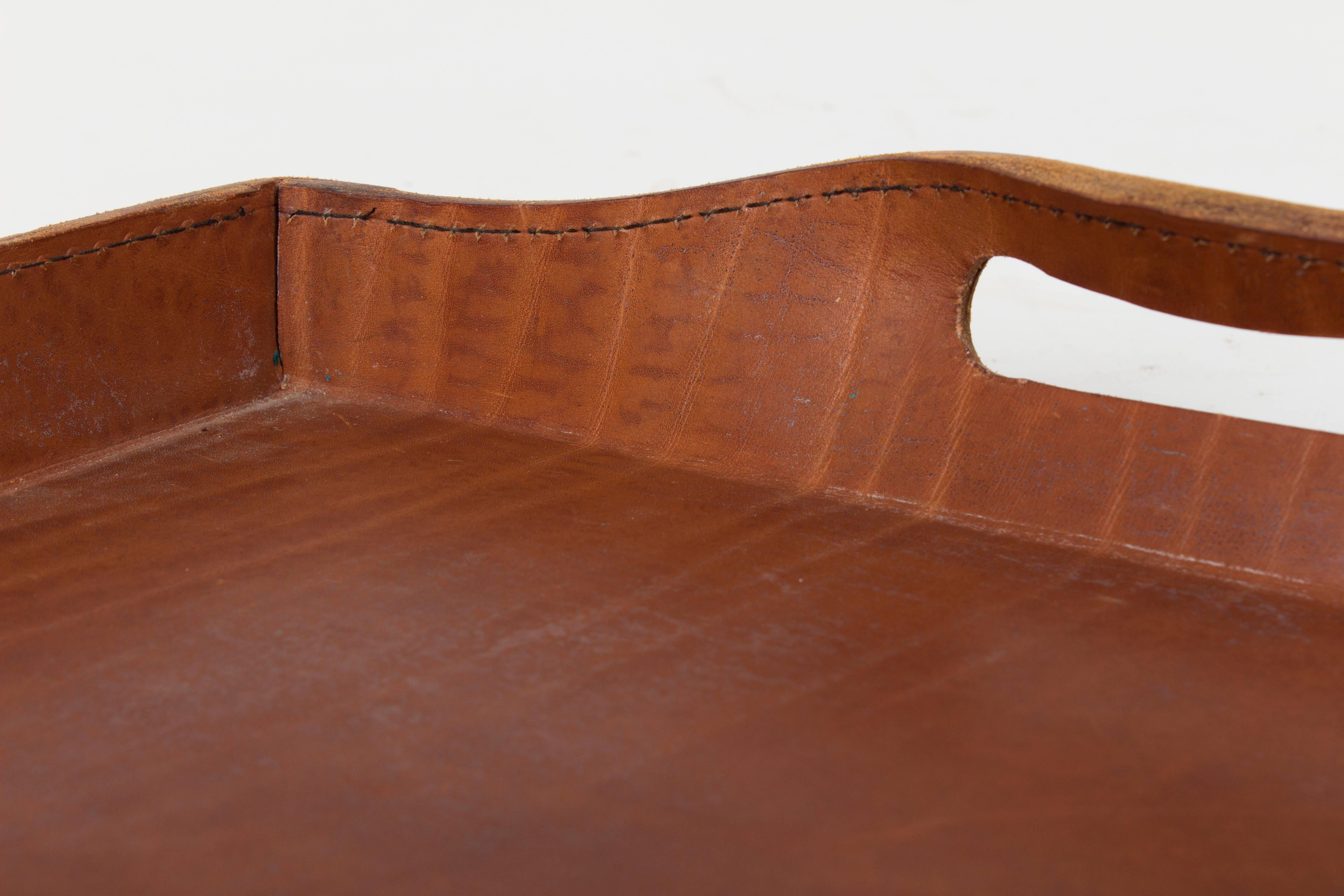 Rare Large and Thick Leather Serving Tray by the Auböck Workshop, Vienna, 1950s For Sale 4