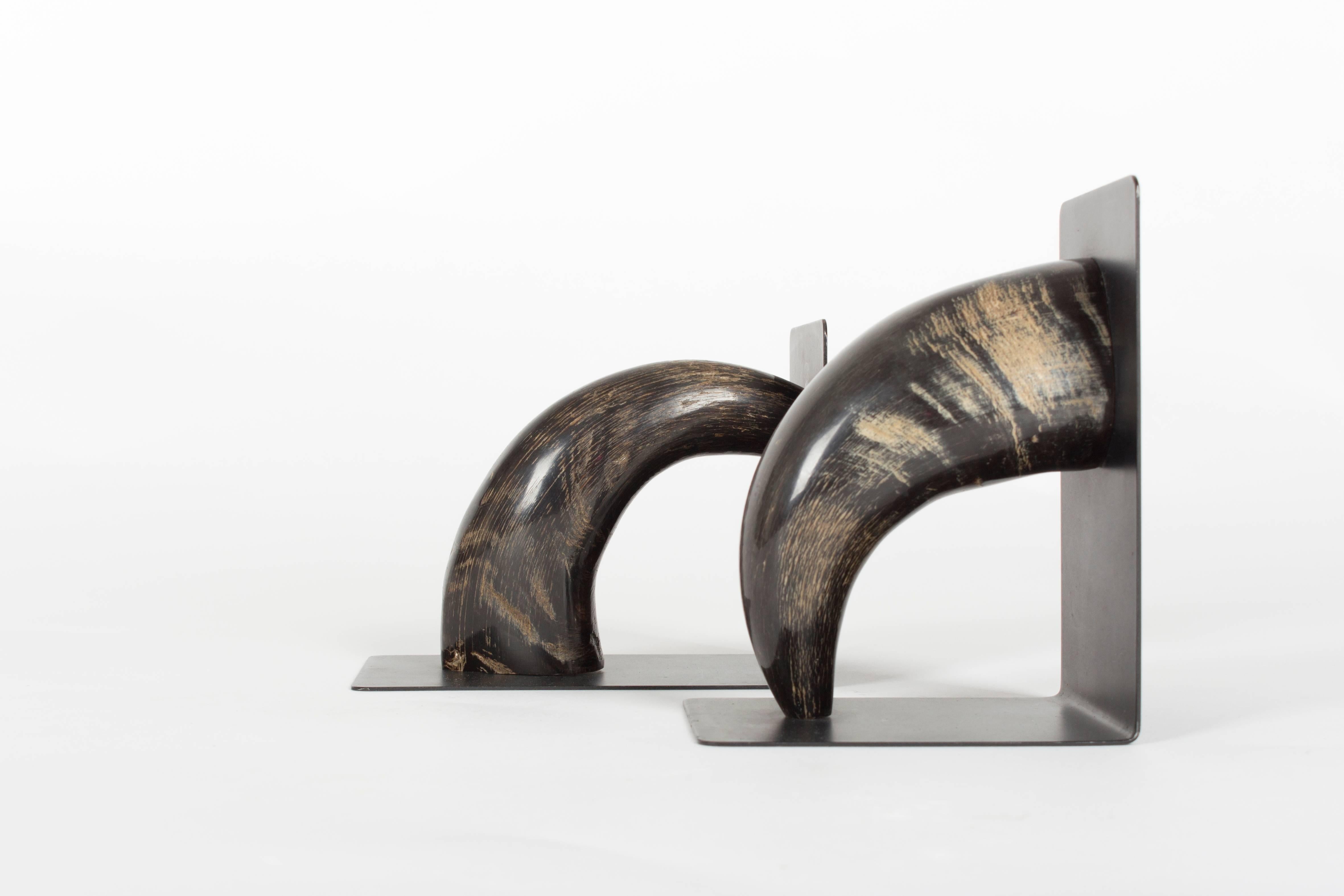 This beautiful set of black Auböck bookends is incredibly well preserved: the black metal shows no marks and the Horn still bears its authentic polish.
One marked with the infamous hallmark of the Mid-Century workshop.

Please compare to: the