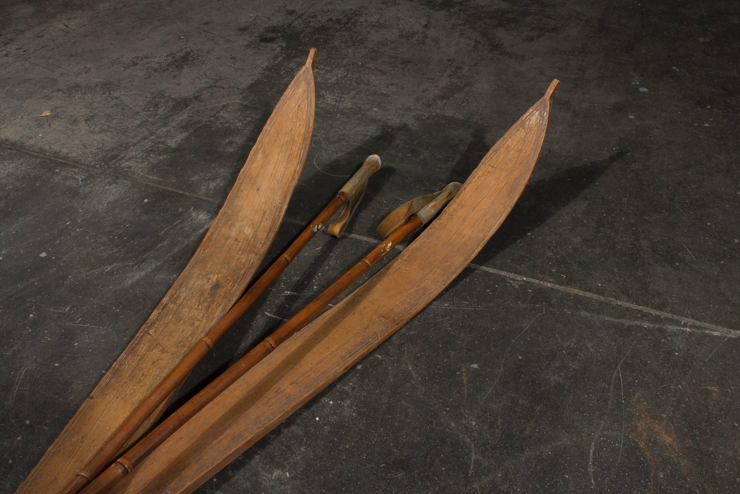 This very decorative set of c. 1920 skis is in good vintage condition - please find the detailed images for the technical parts