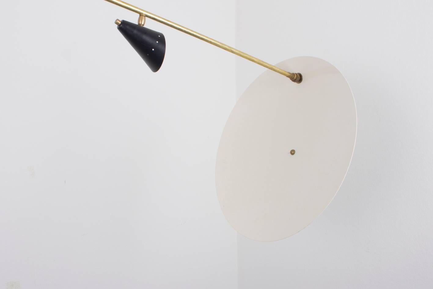 Striking Stilnovo Mid-Century Mobile Fixture Made of Brass and Sheet Screens In Excellent Condition In Vienna, Vienna