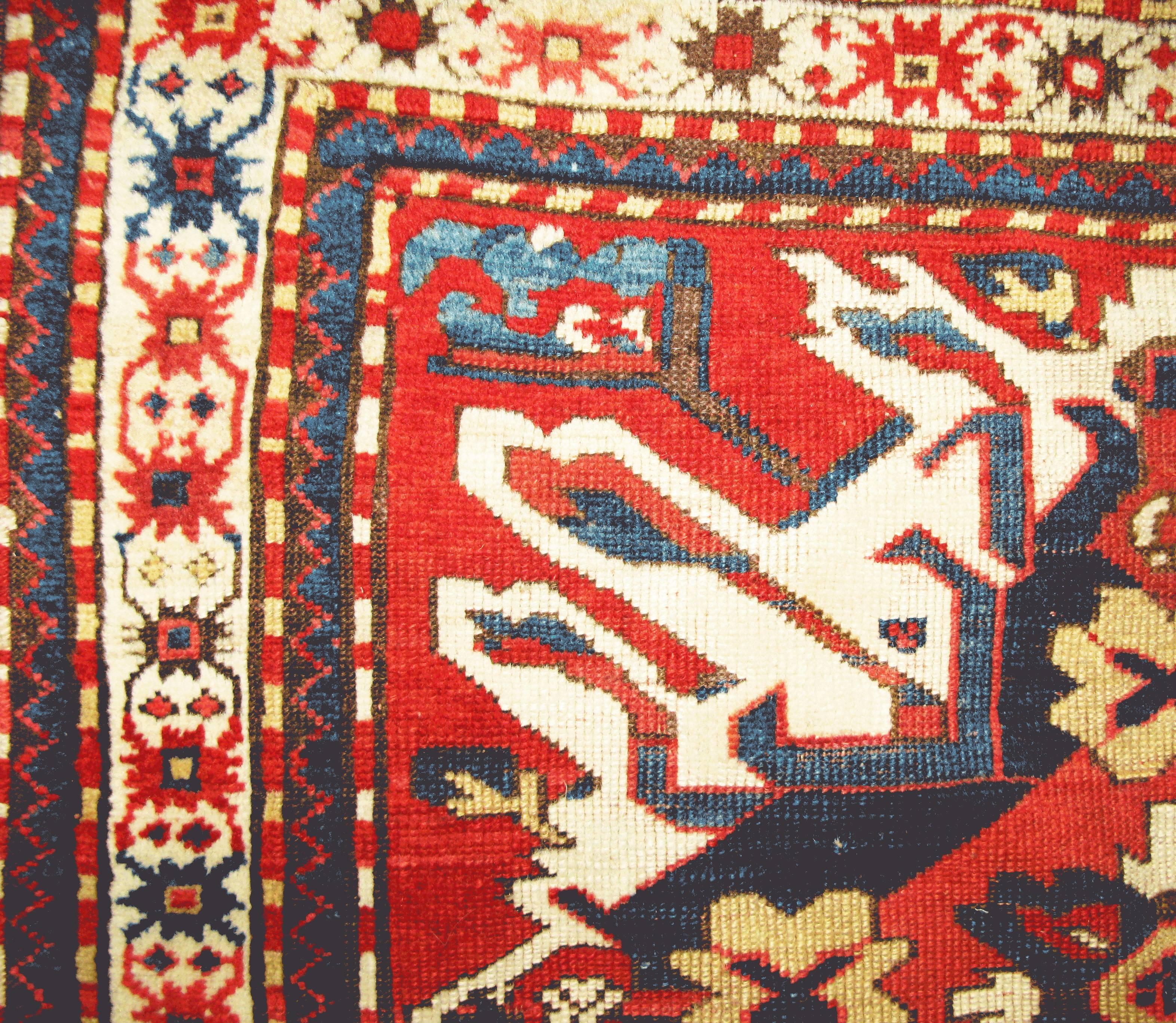 Antiker kaukasischer Adler-Kazak-Teppich. Sie wurden im südöstlichen Kaukasus hergestellt, der an Nordpersien grenzt. Das Kaukasusgebirge erstreckt sich vom Kaspischen Meer bis zum Schwarzen Meer im Gebiet des heutigen Aserbaidschan und