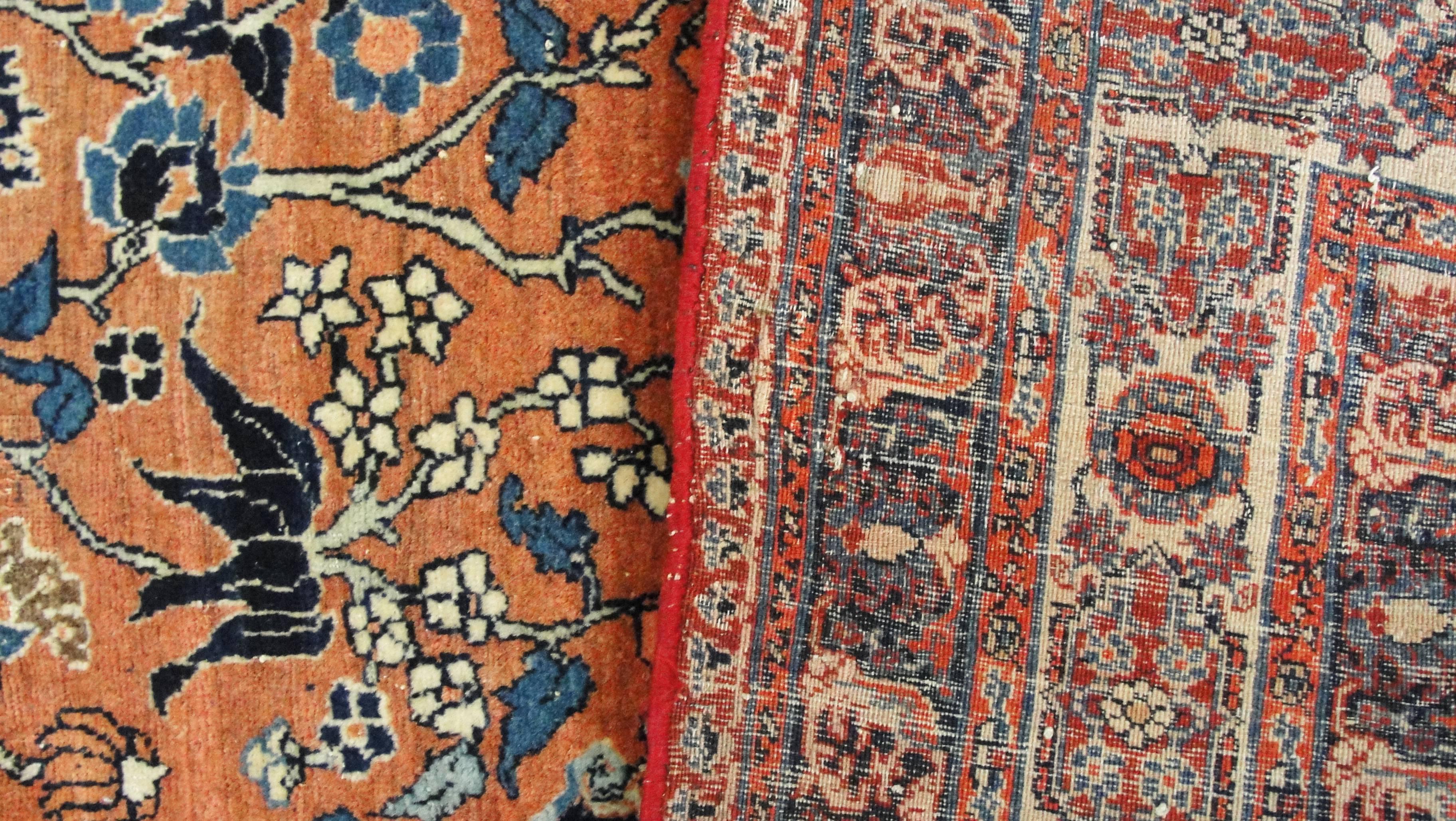 Sehr schöner antiker Täbris-Teppich. Die Stadt Täbris liegt im Nordwesten Persiens und ist eine der größten Städte sowie die Hauptstadt der Provinz Aserbaidschan. Sie war die früheste Hauptstadt der Safawiden-Dynastie und kann von sich behaupten,