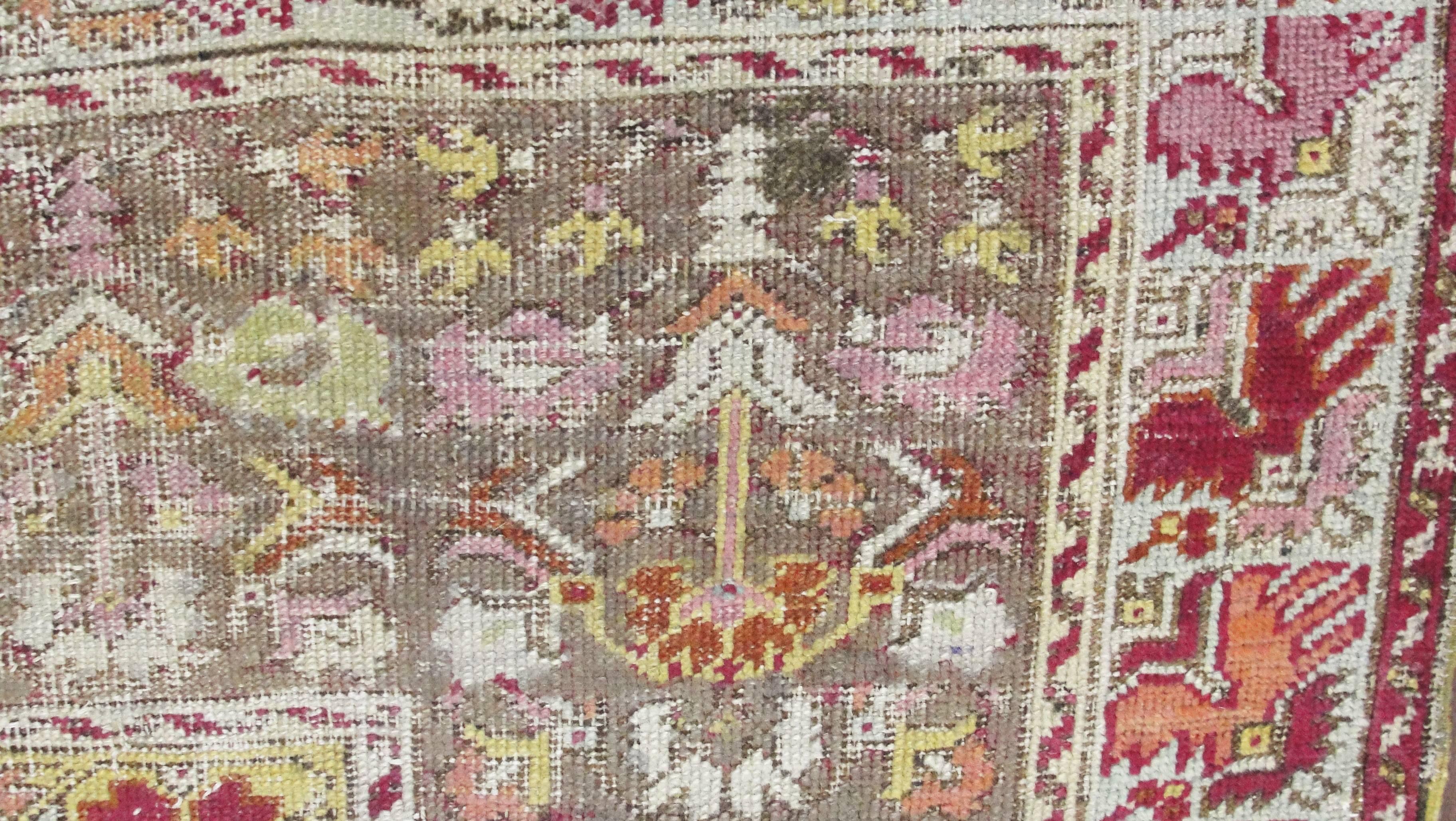 Antiker türkischer Ghiordesh-/ Oushak-Teppich, 1,82 m x 2,13 m, ungewöhnlich (Wolle) im Angebot