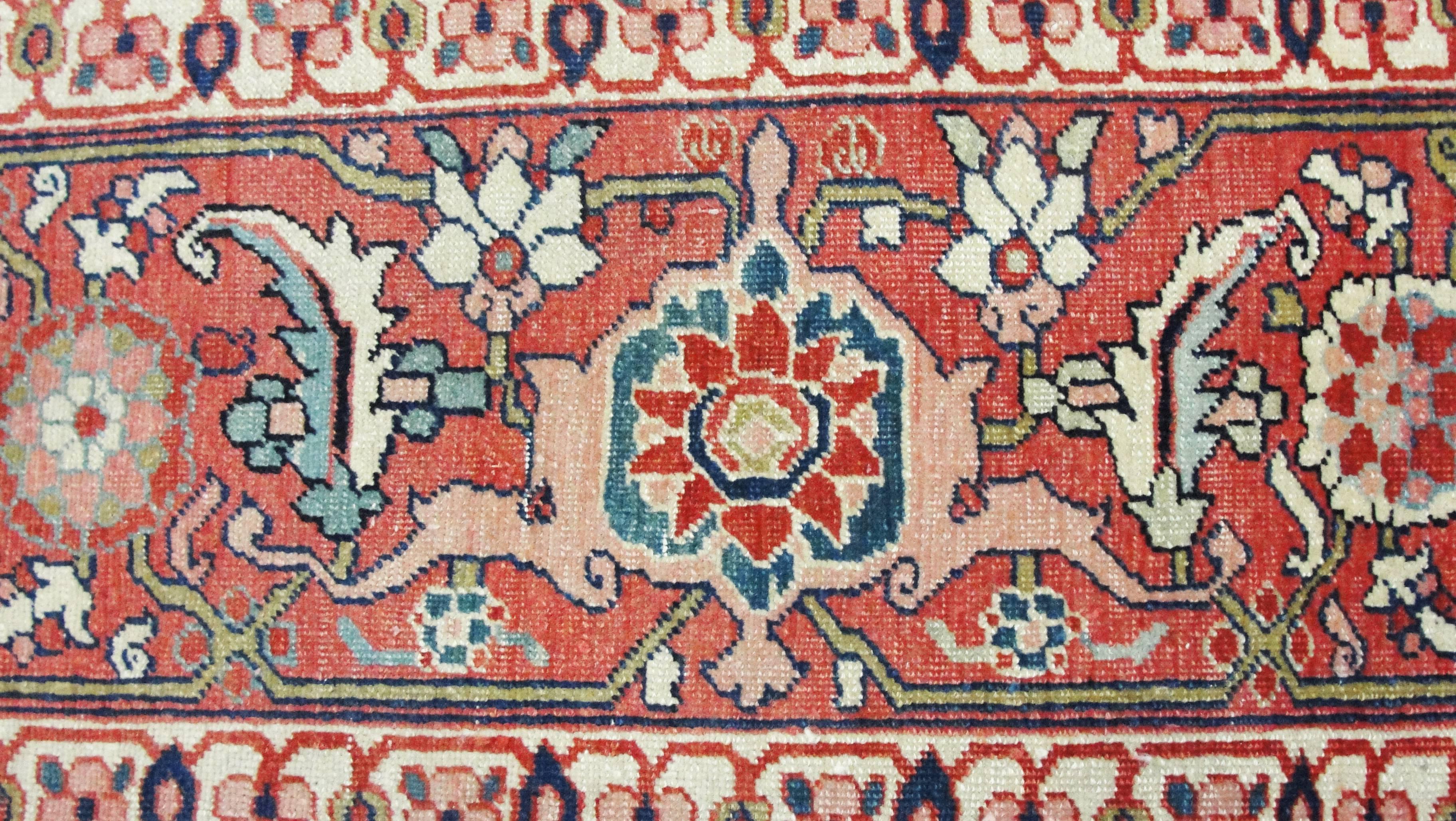 Antique Persian Serapi Carpet, Fine Quality In Excellent Condition For Sale In Evanston, IL