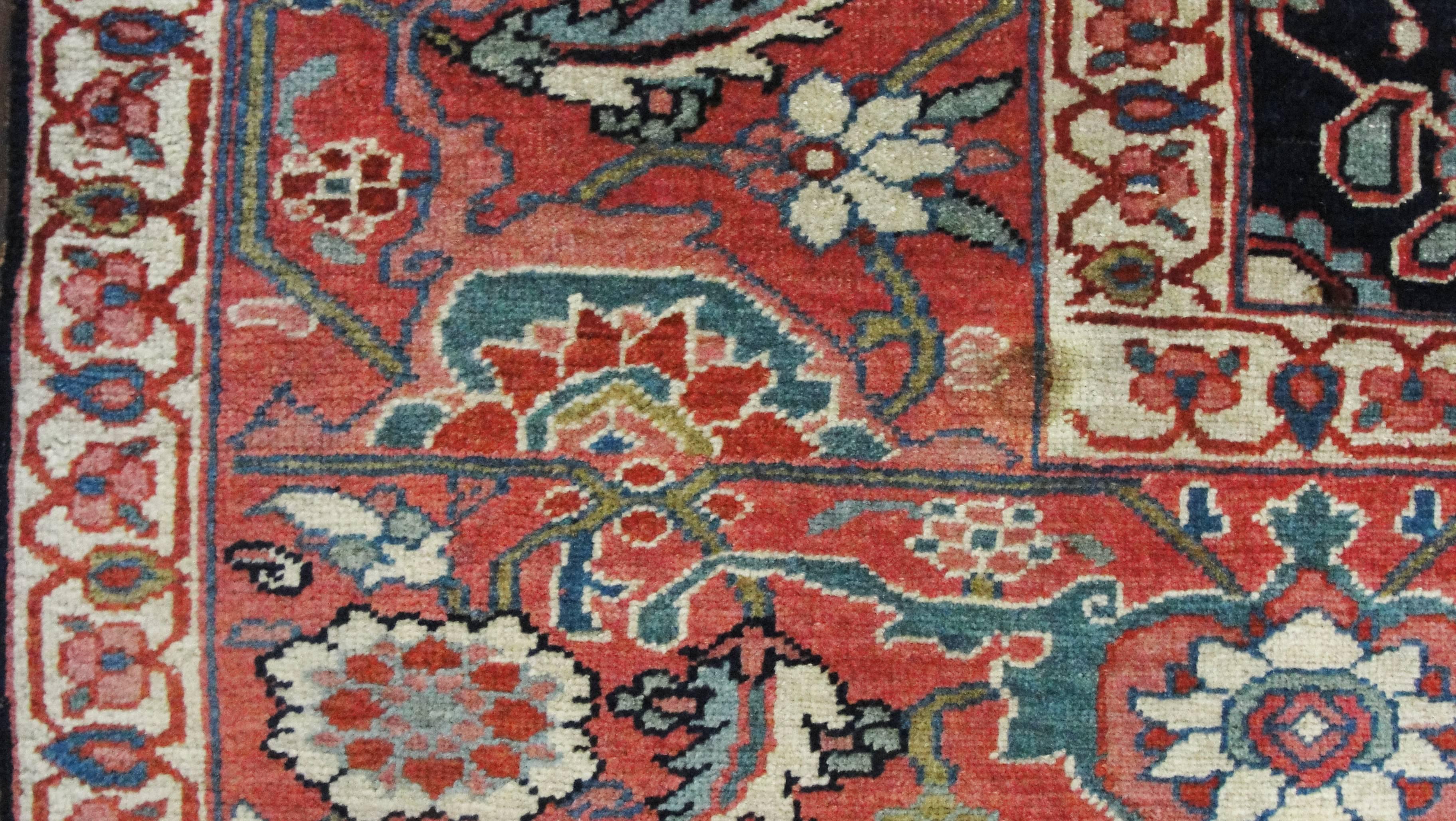 Antique Persian Serapi Carpet, Fine Quality For Sale 1