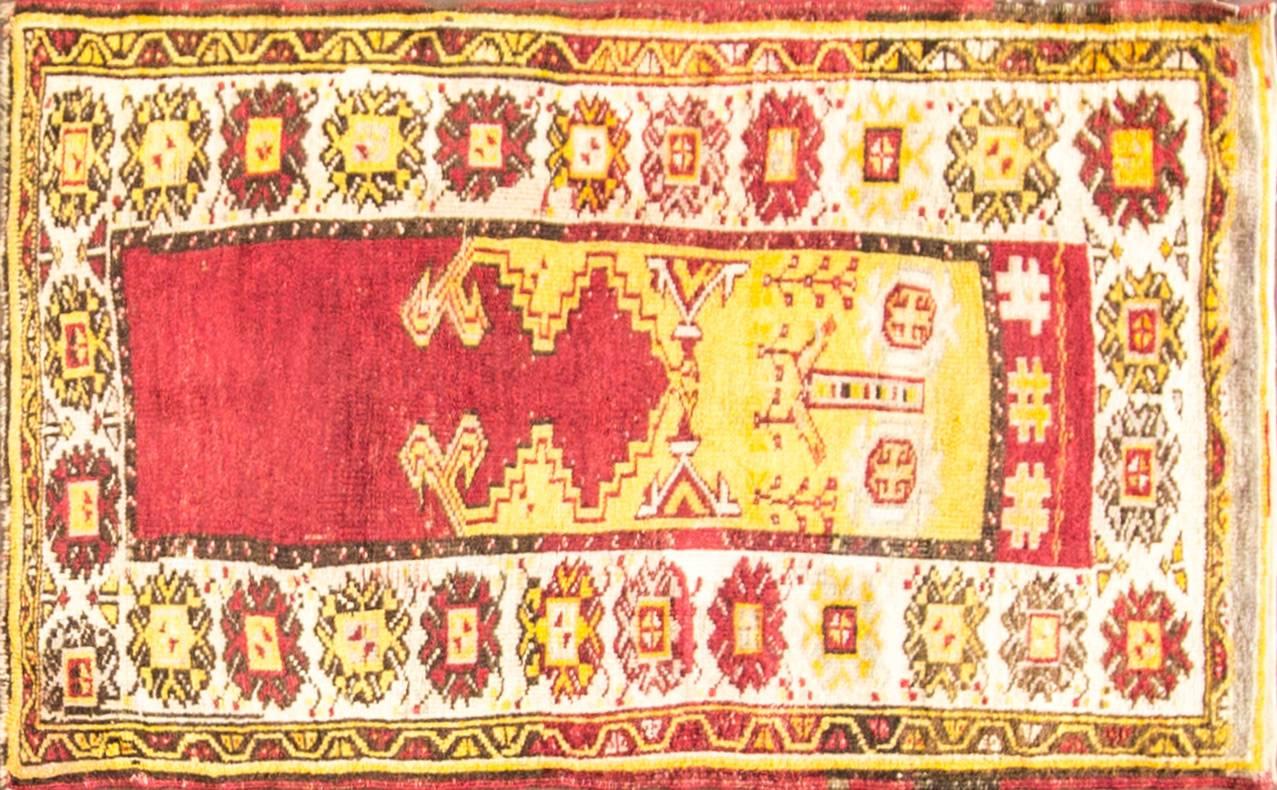 The city of Uşak, Turkey, one of the larger towns in Western Anatolia, which was a major center of rug production from the early days of the Ottoman Empire, into the early 20th century.
Popular colors and antique or modern design.