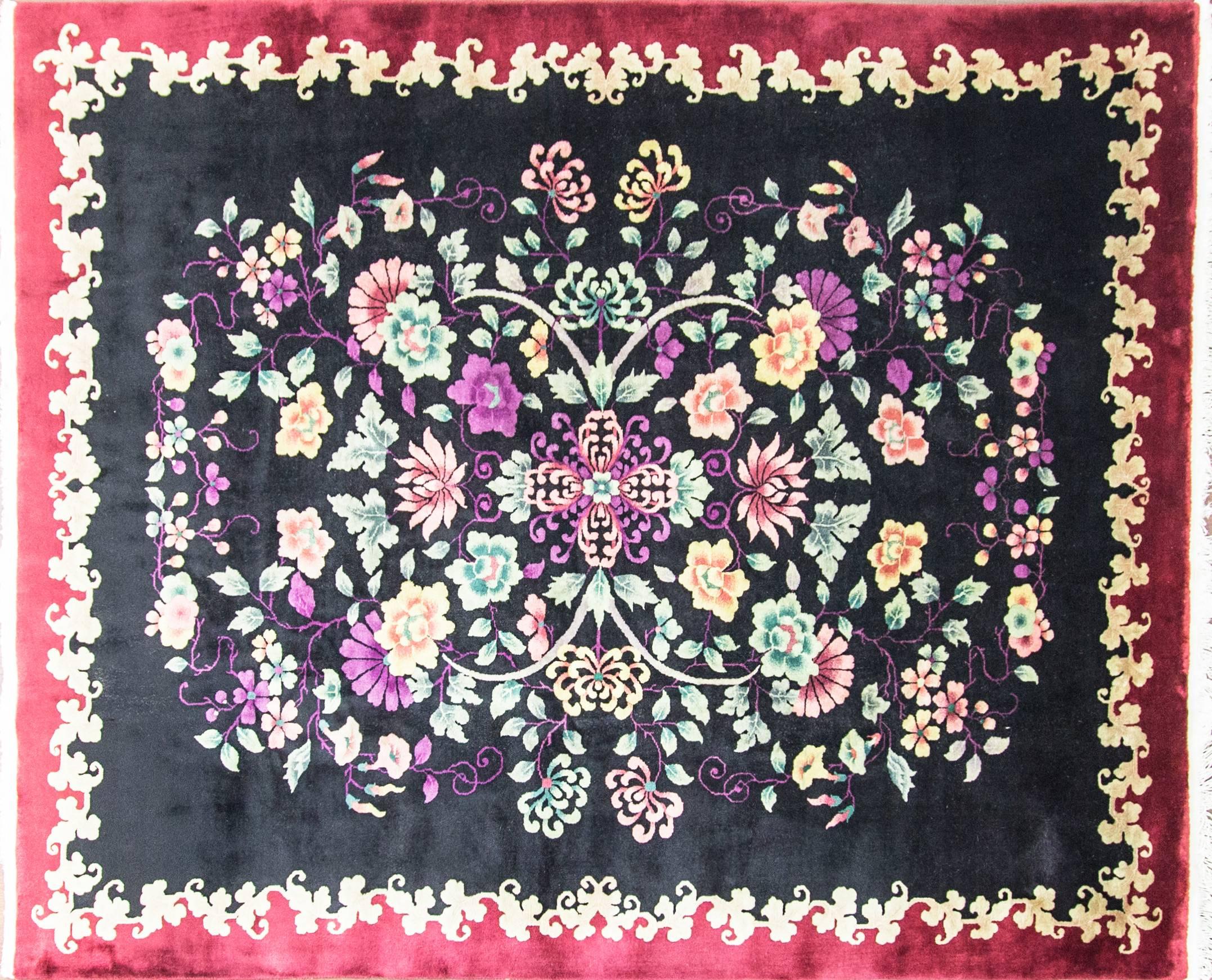 Walter Nichols war ein großer amerikanischer Teppichproduzent (die Art-Déco-Teppiche, die er nicht schuf) in Tientsin. Die Teppiche aus Wolle und Seide mit kräftigen leuchtenden Farben und das Muster sind malerische Szenen und Bäume, Vögel, Wolken,