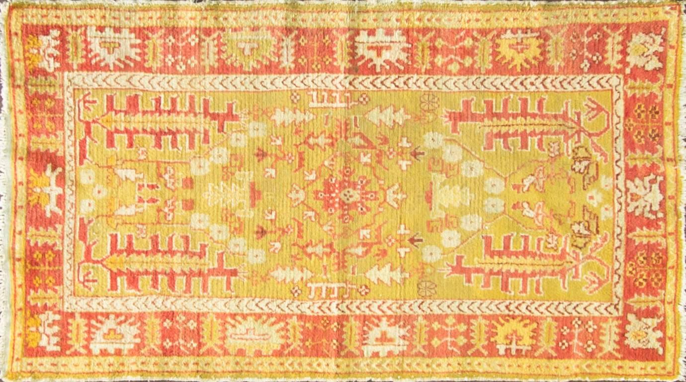 Ein feiner attraktiver antiker türkischer Oushak-Teppich,
um 1880.
Erstaunlich schöne gelbe grüne Hintergrundfarben feine Oushak mit Design, das geometrische und nicht symmetrisch ist.
Ein einzigartiges Kunstwerk. Maße: 3'2