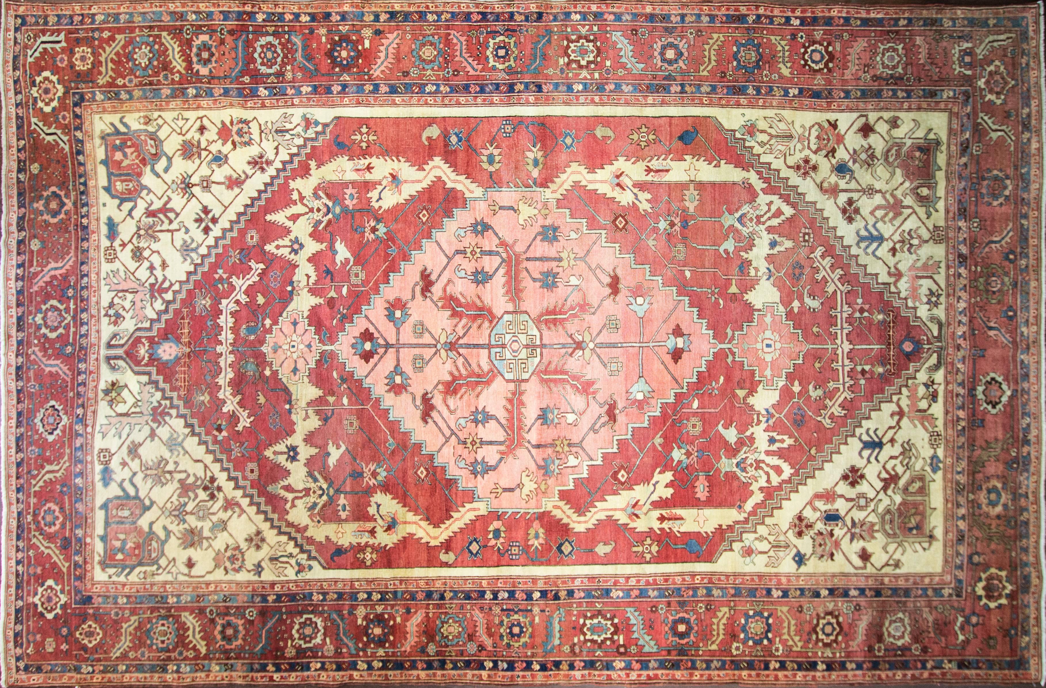 Très beau tapis ancien Serapi de Perse, datant du 19e siècle. Tissés dans les montagnes escarpées du nord-ouest de la Perse, les tapis Serapi sont un style distinct de la région de Heriz, avec un nouage plus fin et des motifs de tapis anciens plus