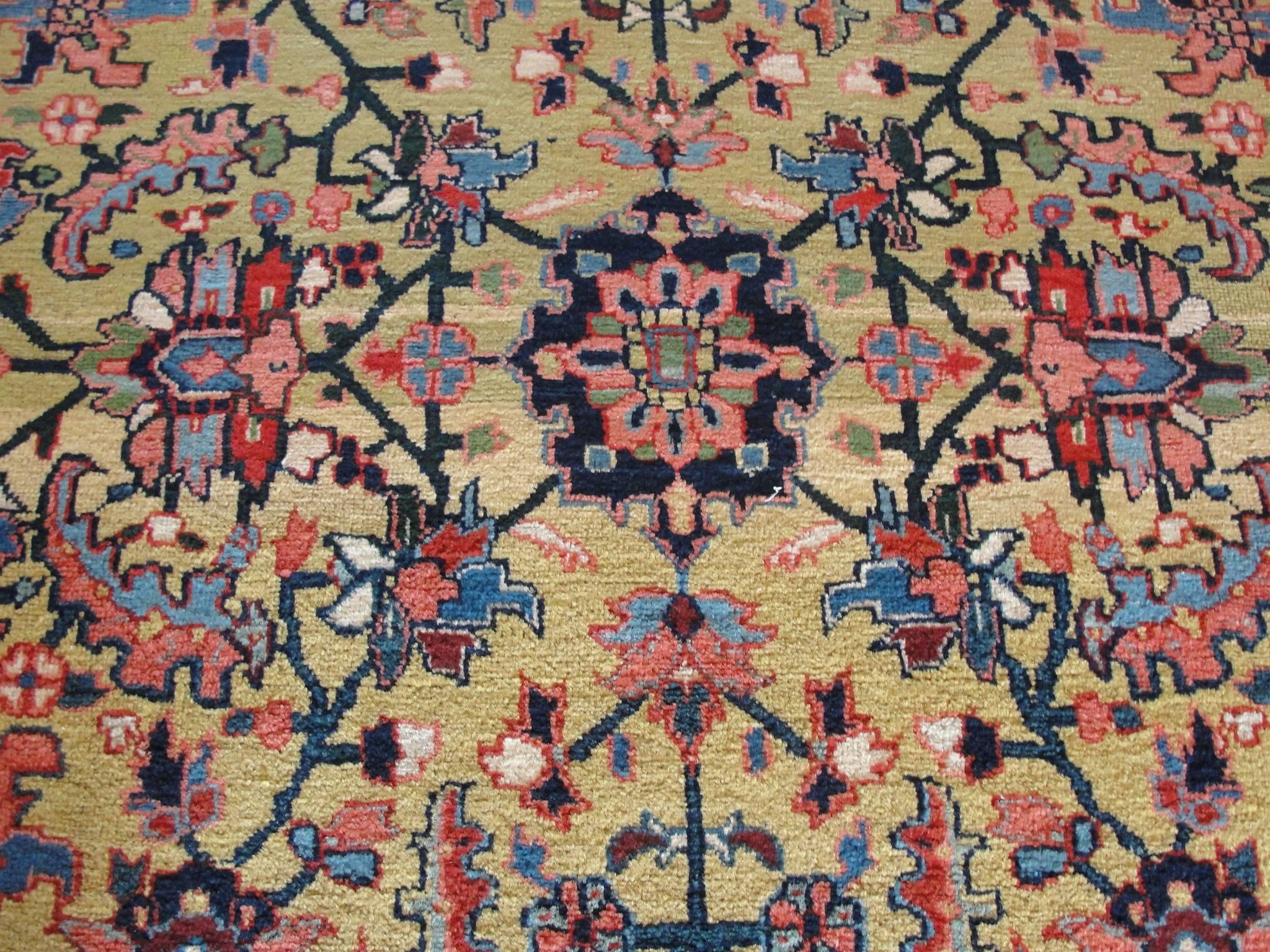 Gorgeous Antique Heriz Carpet In Excellent Condition In Evanston, IL
