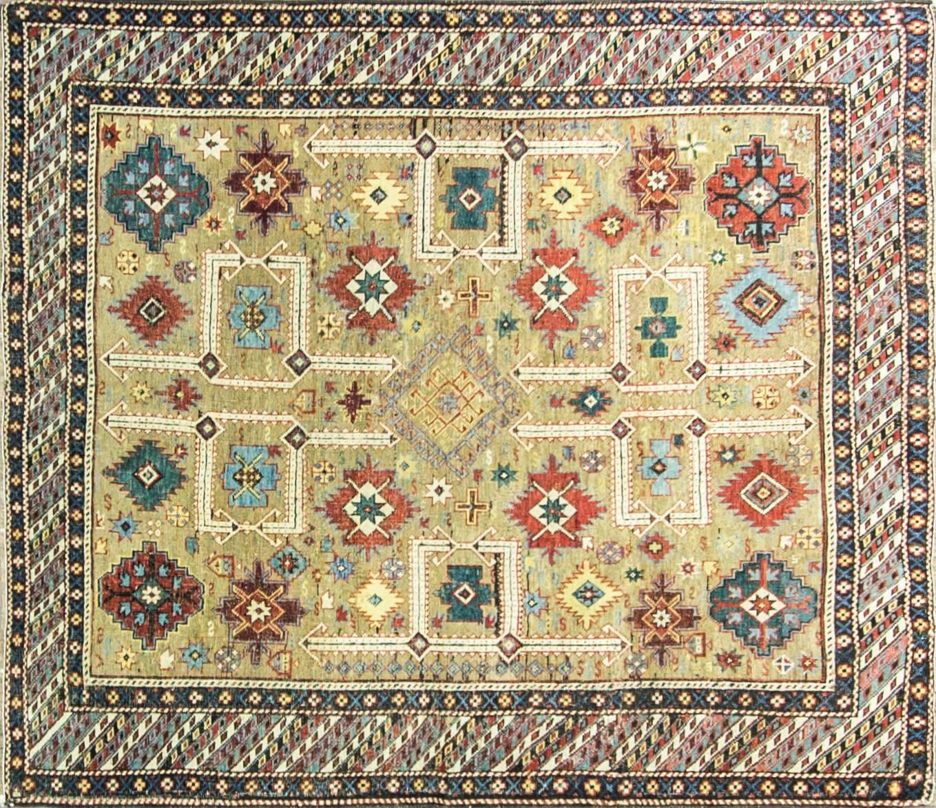 Le khanat historique ou district administratif de Shirvan a produit de nombreux tapis anciens très décoratifs qui présentent une formalité et une complexité stylistique que l'on retrouve dans peu de tapis du Caucase. La profondeur des couleurs, la