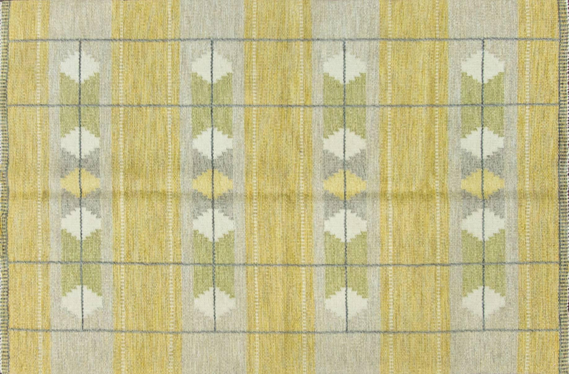 Incredible Swedish Kilim, vintage. A fine modern design by one of the leading carpet designers who moved away from traditional carpets during the 1940s-1950s. Measure: 4'4