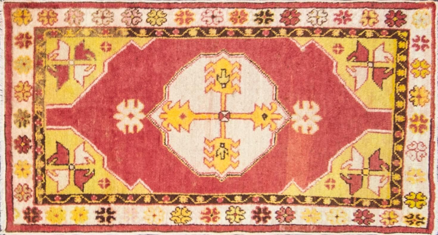 The city of Uşak, Turkey, one of the larger towns in Western Anatolia, which was a major center of rug production from the early days of the Ottoman Empire, into the early 20th century. Popular colors and antique or modern design. Measures: 2'8