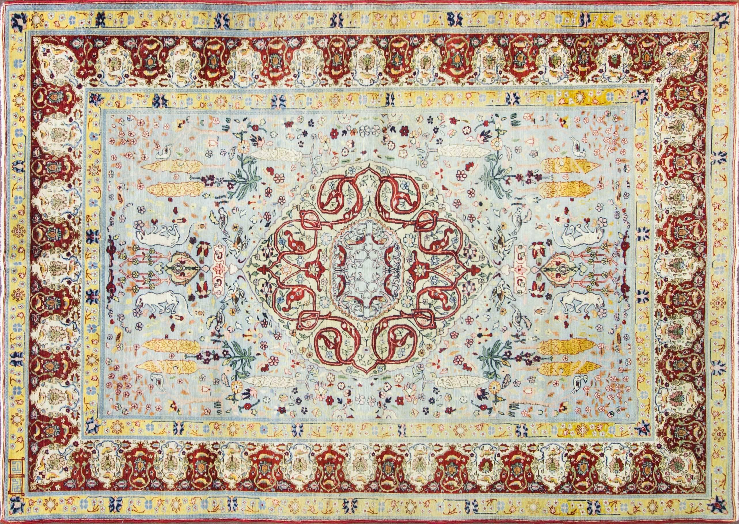 Wunderschöner antiker Hereke-Teppich (Anatolien).
In Izmit wurde eine Hofmanufaktur gegründet, und es wurden Weber aus Kerman importiert, um die einheimischen Weber auszubilden, daher überwogen die Designs aus Kerman.
Die Wolle ist sehr fein und