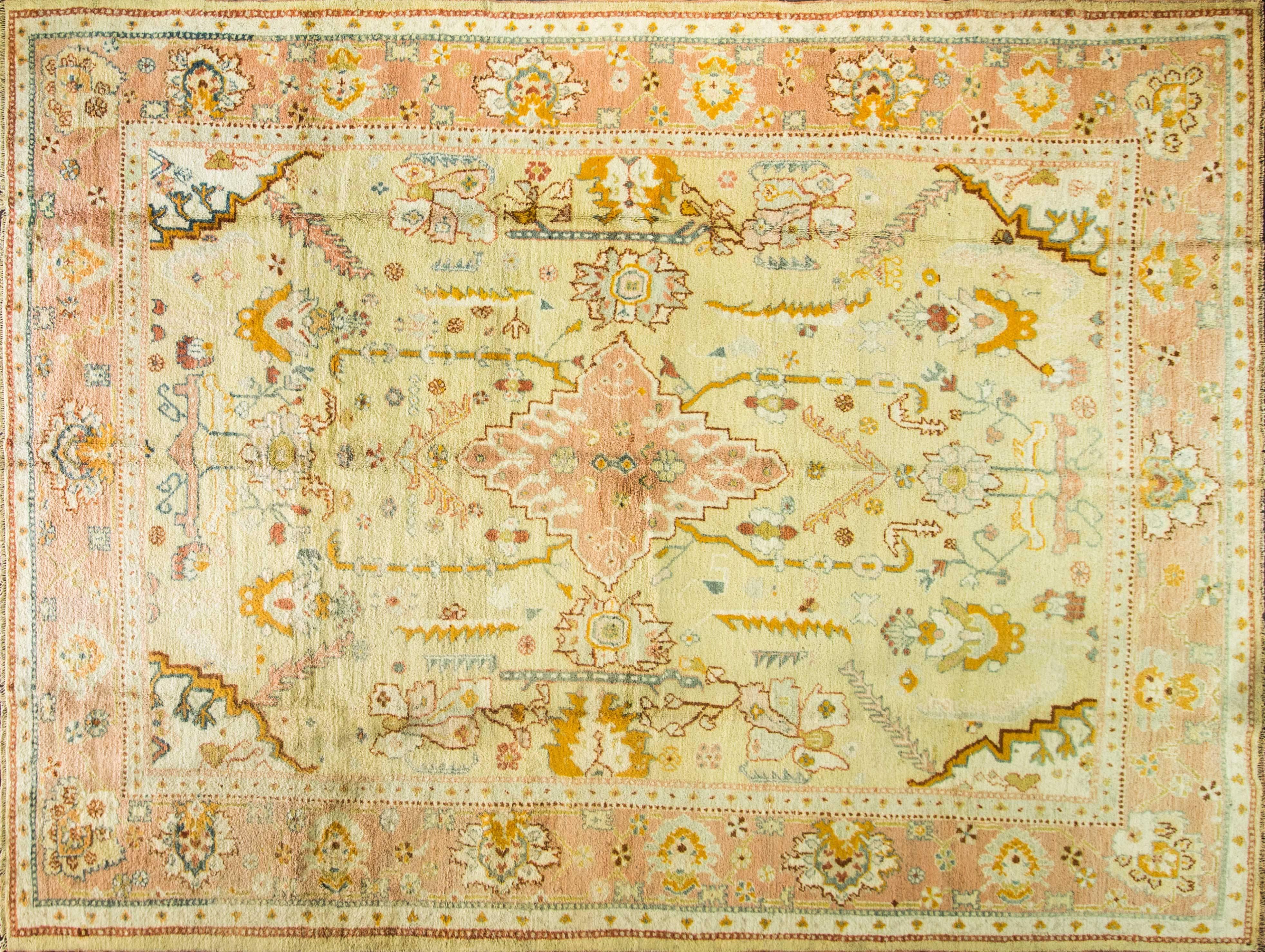 Les tapis d'Ushak sont produits depuis le 15e siècle avec une superbe laine et des teintures naturelles. Contrairement aux autres tapis de Turquie, les tapis d'Oushak sont influencés par les tapis persans, les tapis tissés avec nœuds de Ghiordès