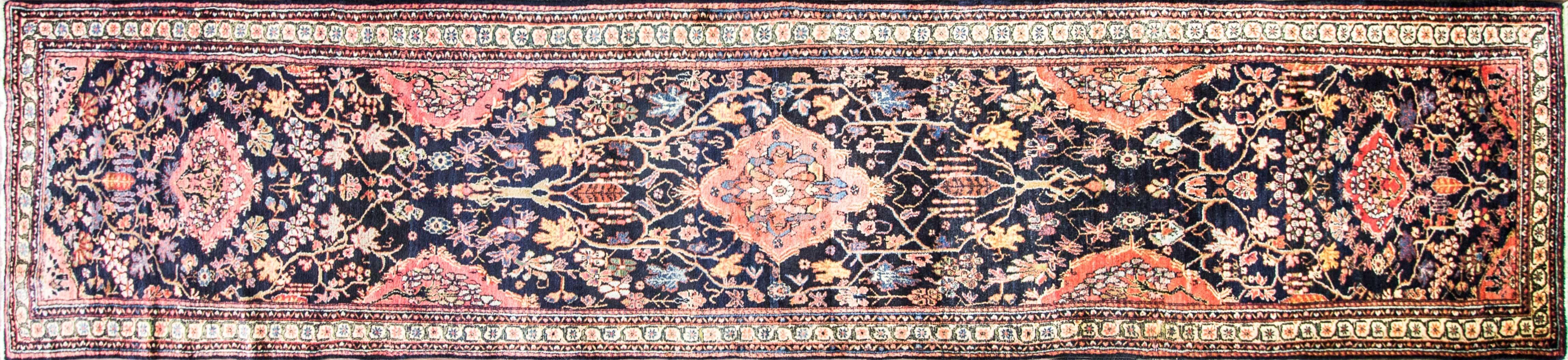 La tribu des Bakhtiari, basée à Chahar Mahaal et Bakhtiari, est réputée pour ses tapis et ses tissages. Ils tissent des tapis exportés dans le monde entier depuis le début du XIXe siècle. Mesures : 3'6