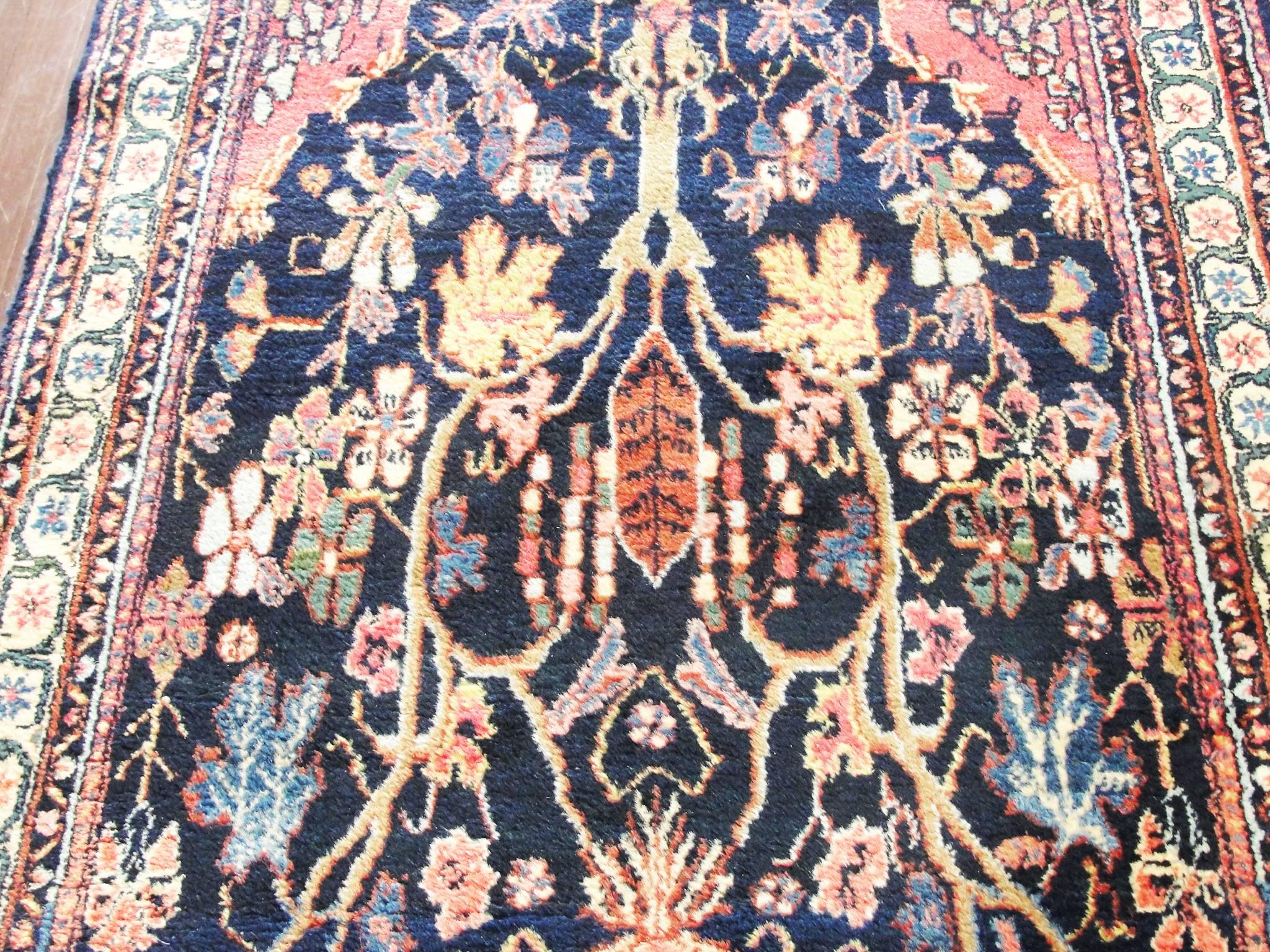 Antiker persischer Bakhtiari-Läufer, 1,83 m x 1,83 m im Zustand „Hervorragend“ im Angebot in Evanston, IL
