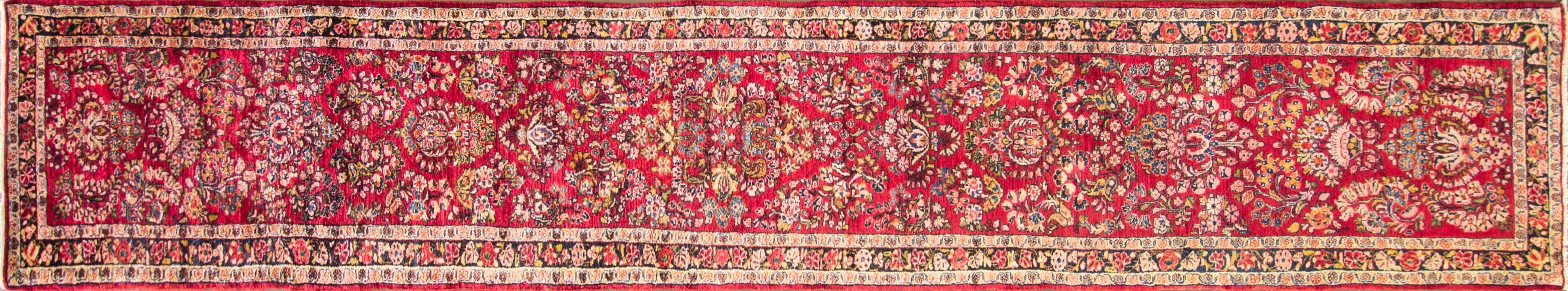 Sarouks, auch Sarouks genannt, sind doppelt geknüpfte, schwerere Teppiche mit einer höheren Knotenzahl als Teppiche aus dem Dorf Sultanabad. Die Felder sind oft blau oder elfenbeinfarben, und die Motive sind in der Regel entweder große Medaillons
