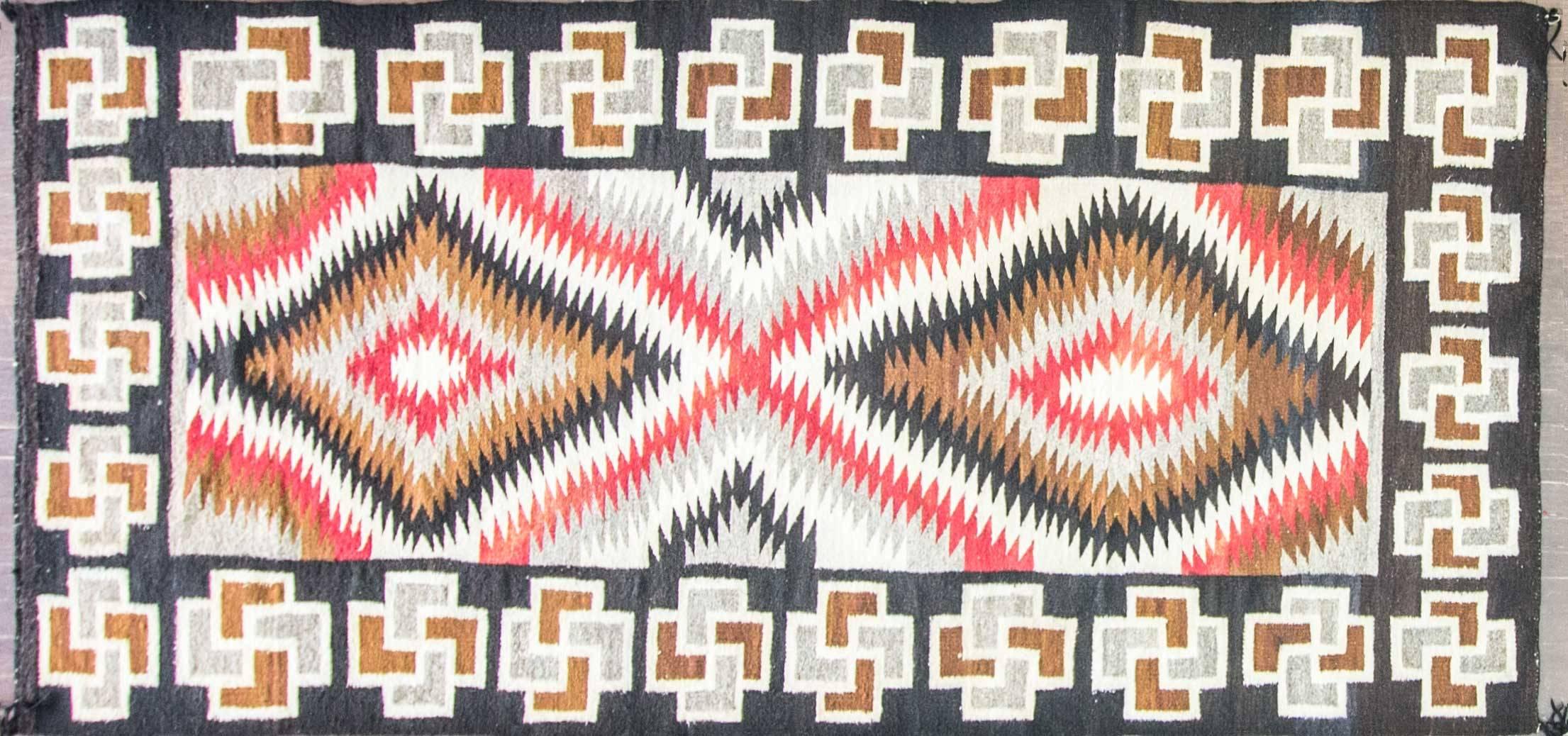 Antike große Navajo Auge Blender Teppich mit schwarz, weiß, rot und grau. in perfektem Zustand.