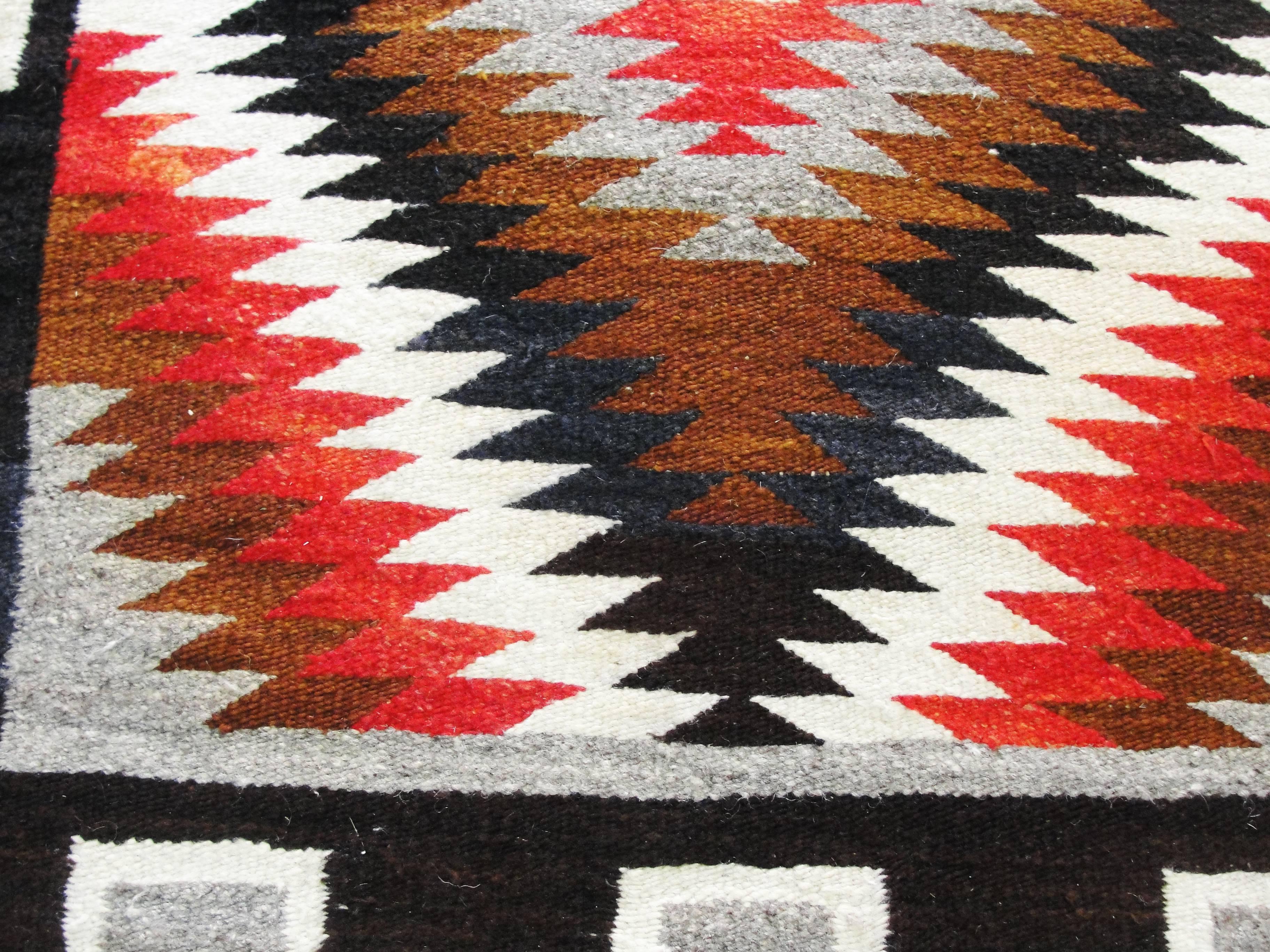 Antiker großer Navajo Eye Dazzler Teppich, 1,42 m x 2,13 m im Zustand „Hervorragend“ im Angebot in Evanston, IL