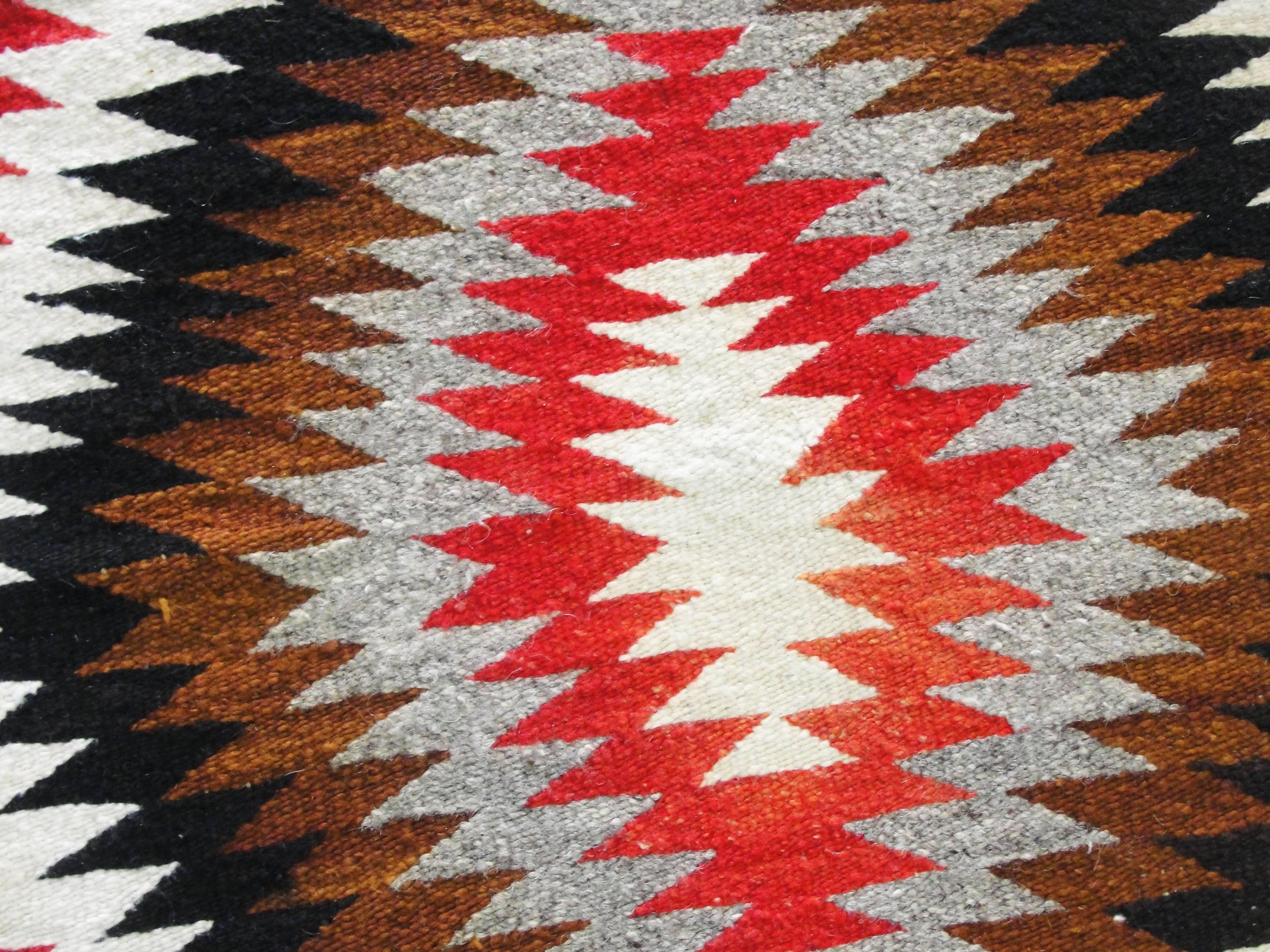 Antiker großer Navajo Eye Dazzler Teppich, 1,42 m x 2,13 m (20. Jahrhundert) im Angebot