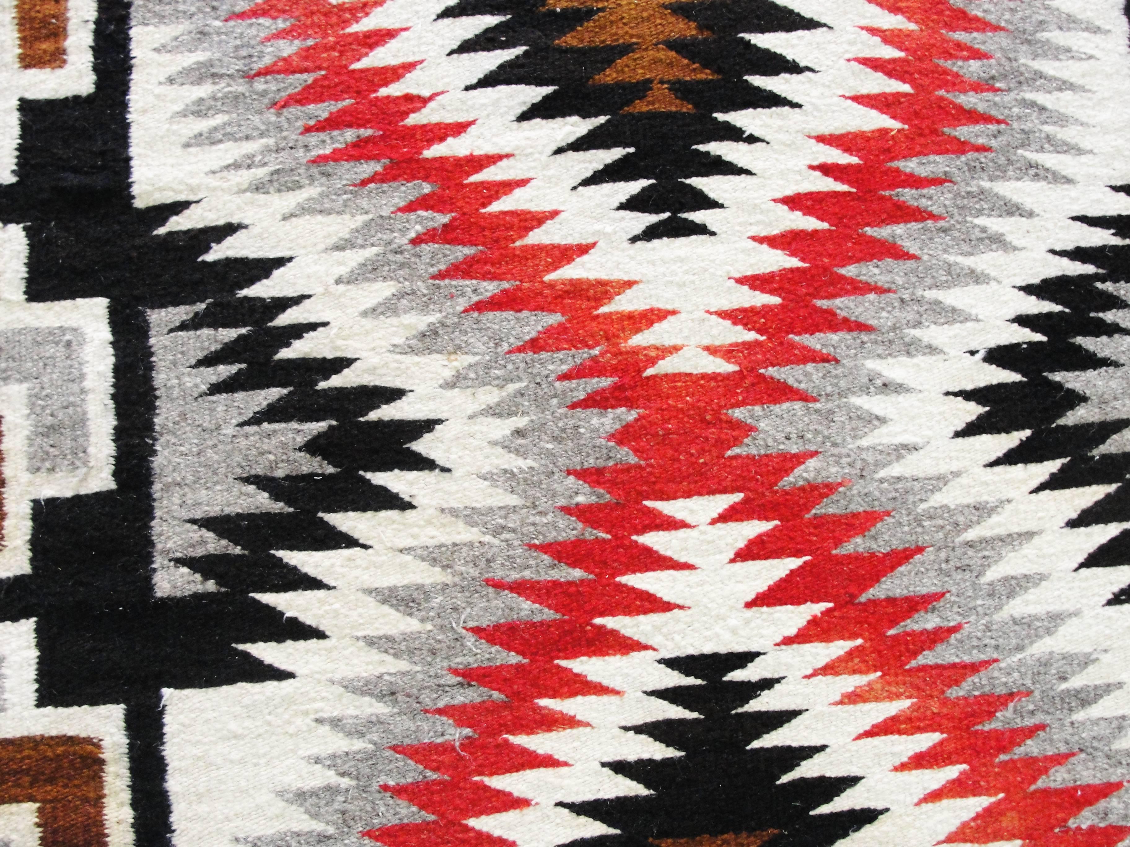Antiker großer Navajo Eye Dazzler Teppich, 1,42 m x 2,13 m (Wolle) im Angebot