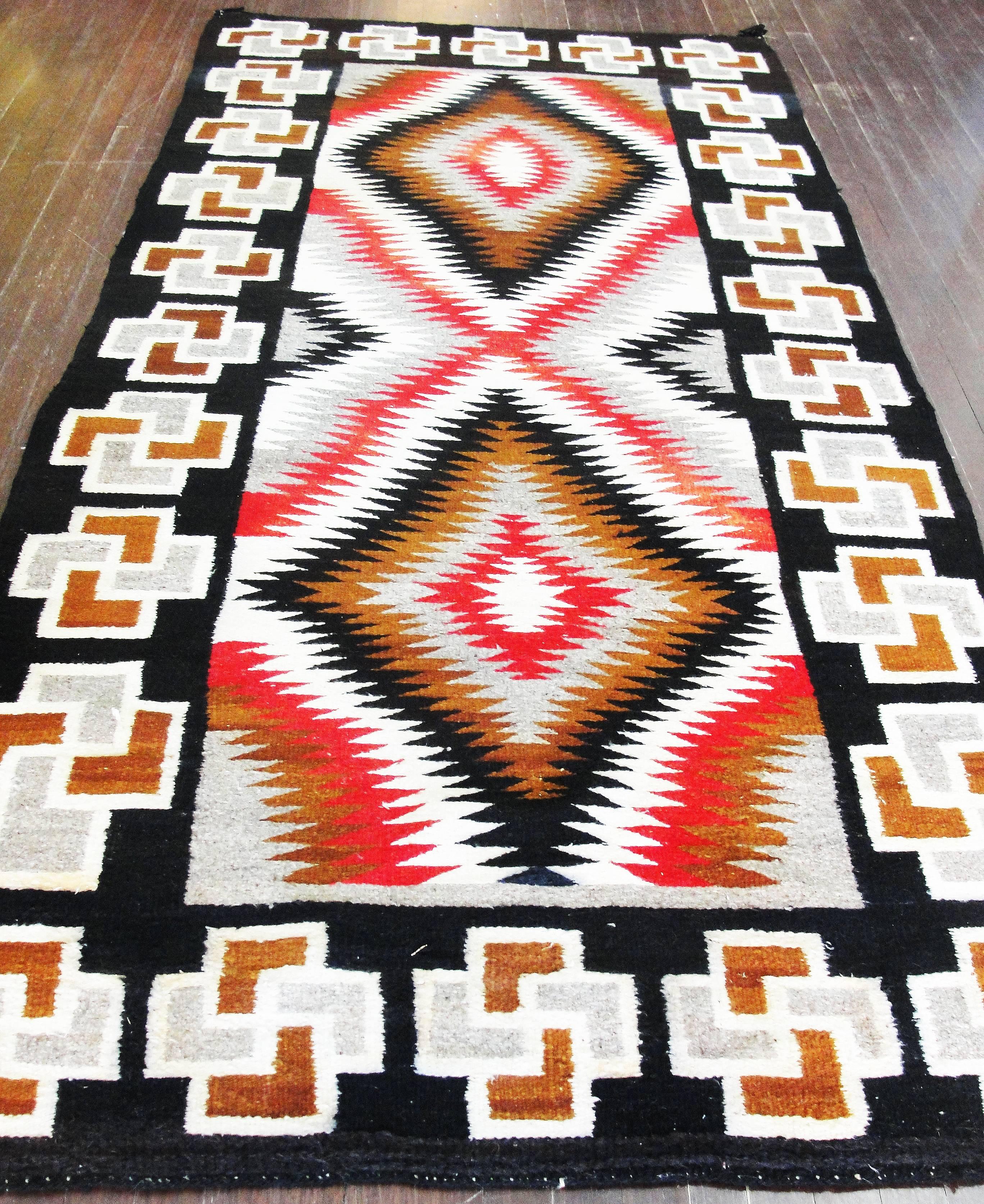 Antiker großer Navajo Eye Dazzler Teppich, 1,42 m x 2,13 m im Angebot 1