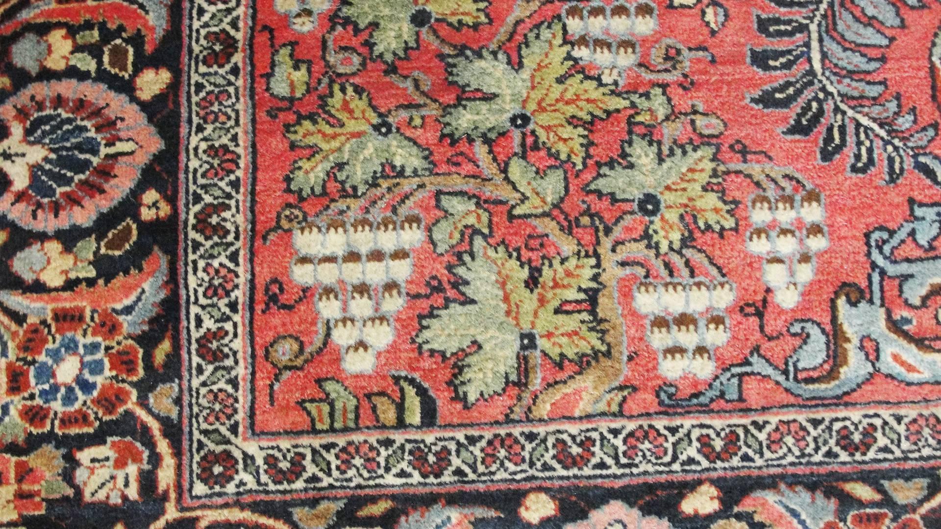 Antique Persian Mohajeran Sarouk Vase Rug, Manchester Wool In Excellent Condition In Evanston, IL