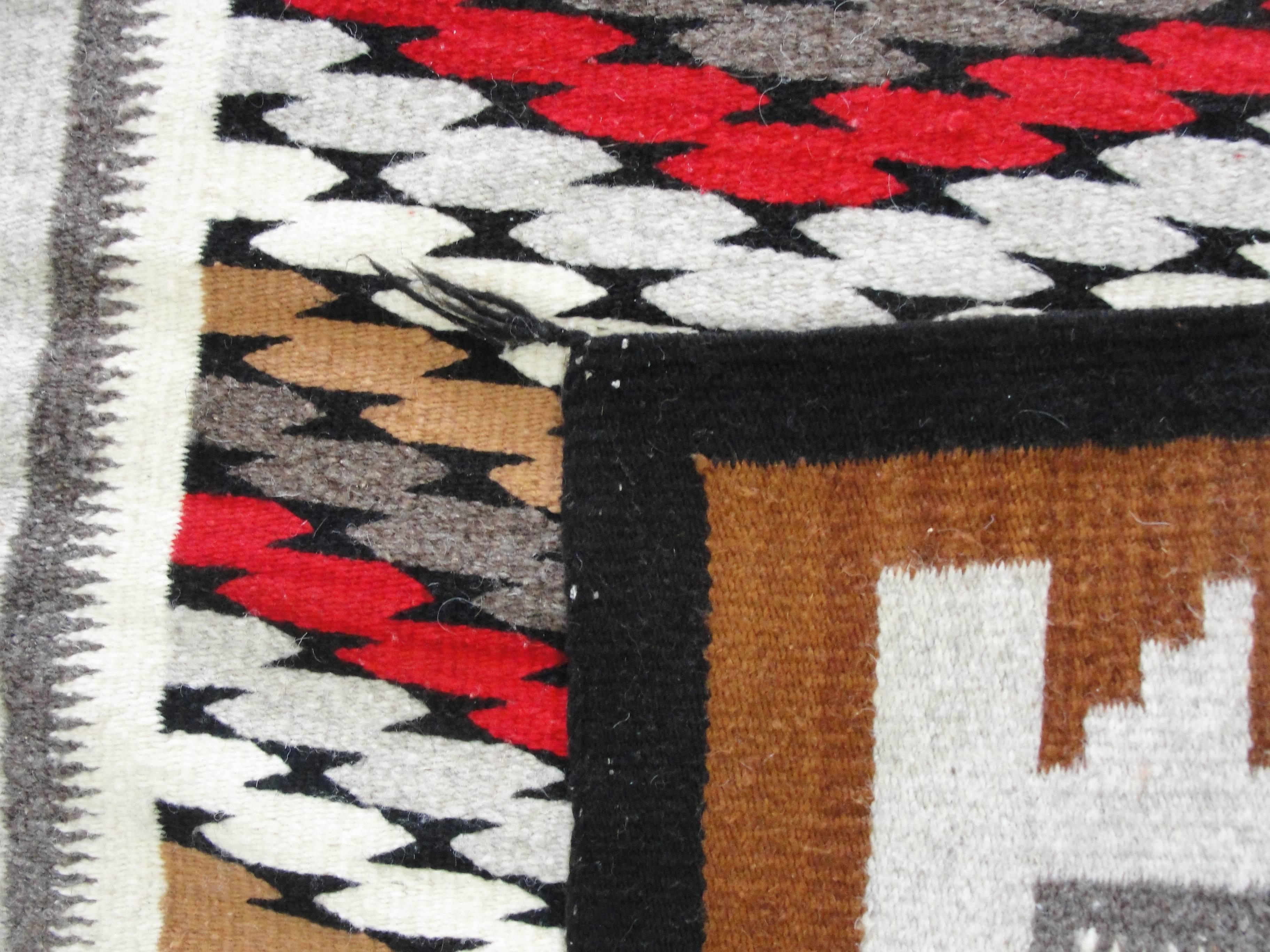 Zwei graue Navajo-Hölzer  Teppich (amerikanisch) im Angebot