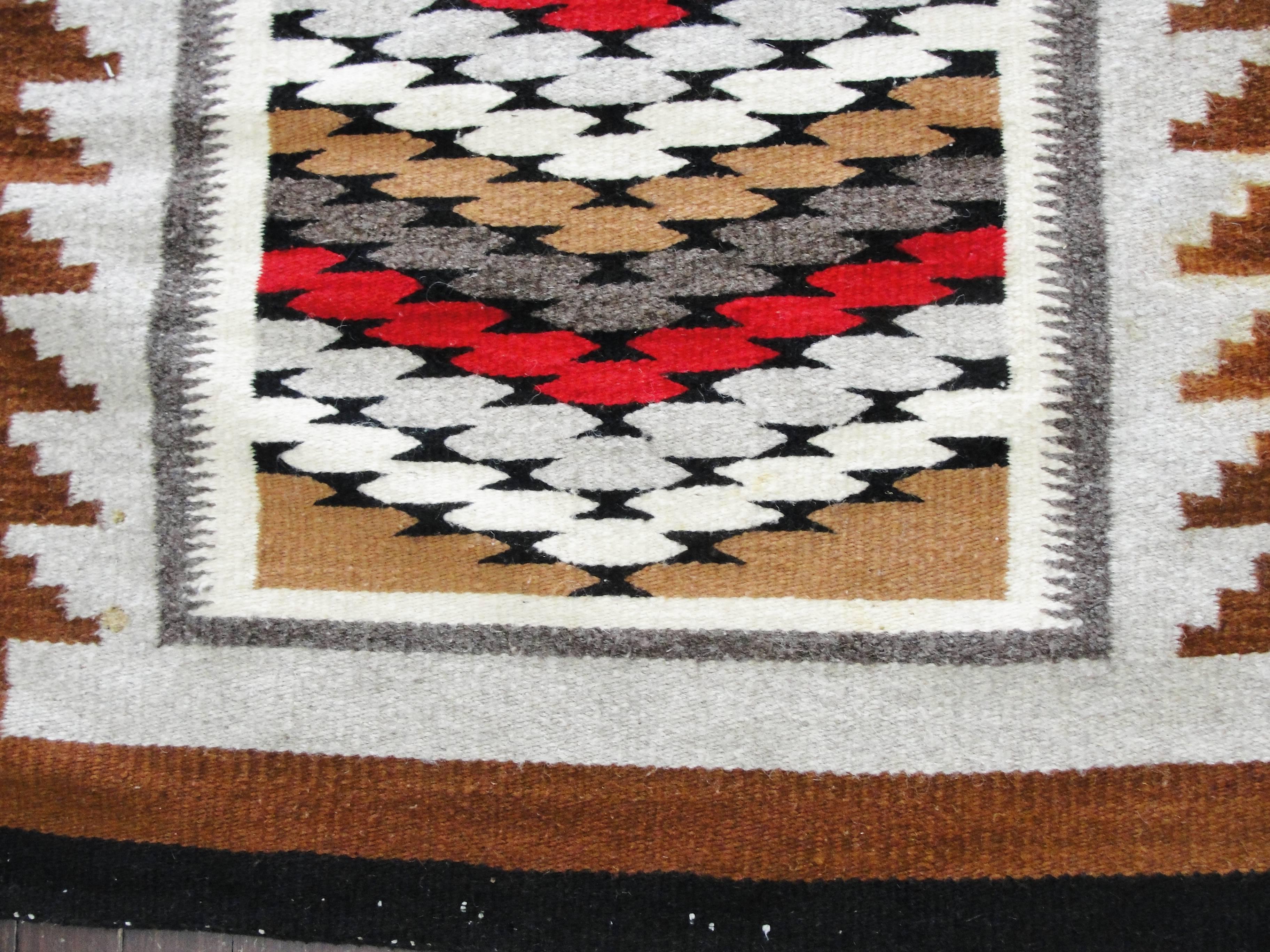 Zwei graue Navajo-Hölzer  Teppich (Handgeknüpft) im Angebot