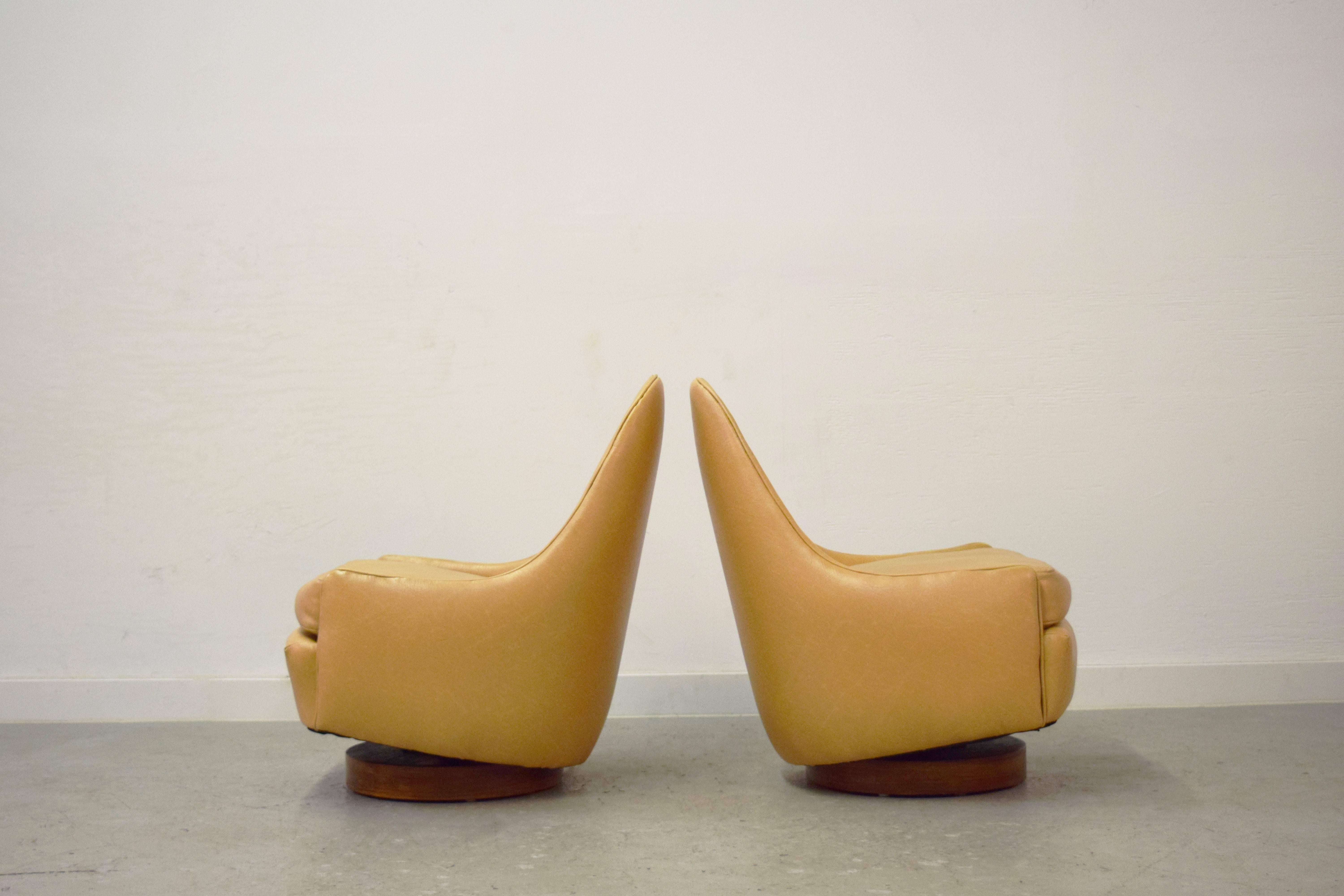 Mid-Century Modern Pair of Petite Swivel Slipper Lounge Chairs by Milo Baughman