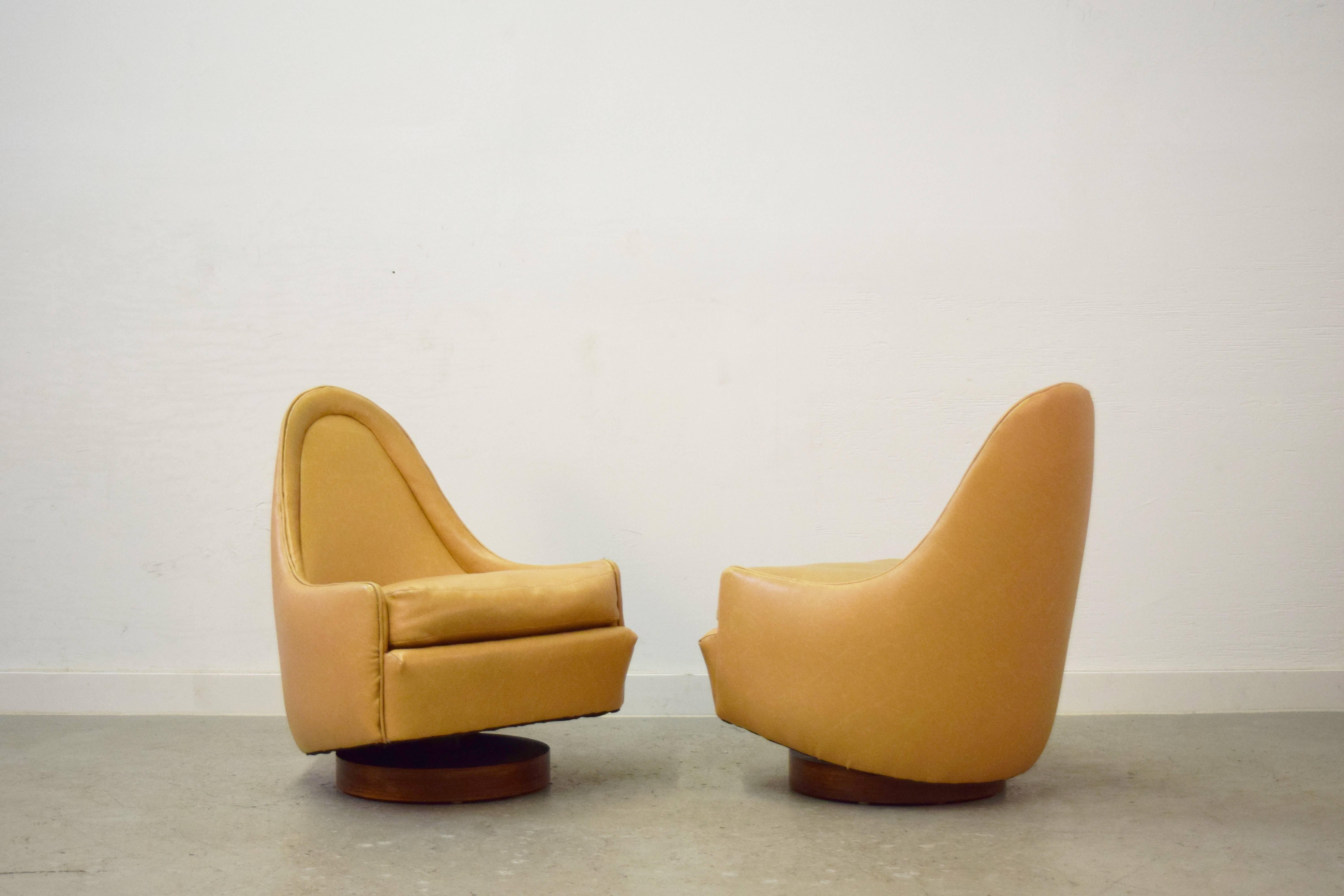 Pair of Petite Swivel Slipper Lounge Chairs by Milo Baughman In Excellent Condition In Middlesex, NJ