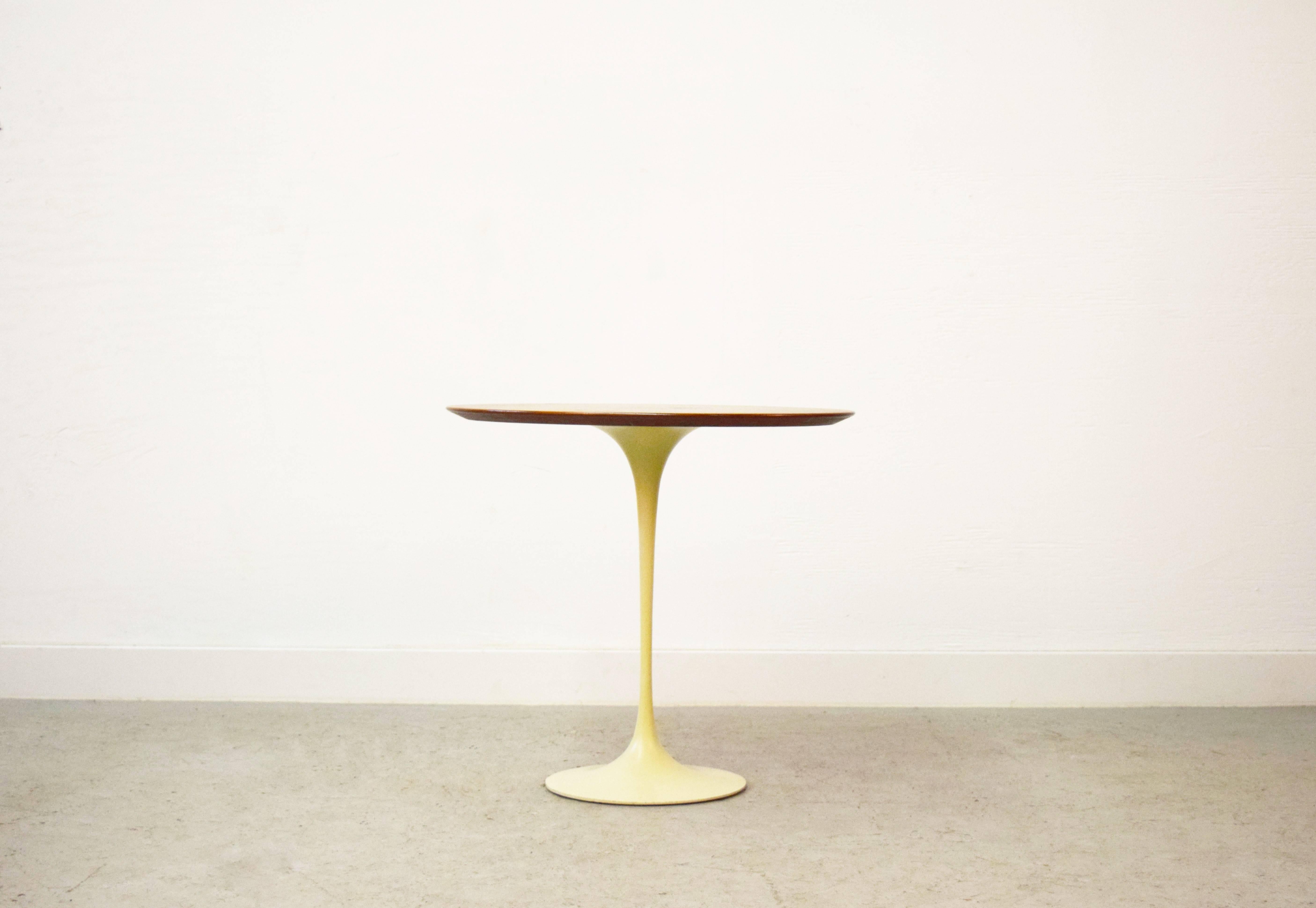 Table d'appoint ovale en forme de tulipe d'Eero Saarinen pour Knoll. Conserve l'étiquette ancienne de Label.
