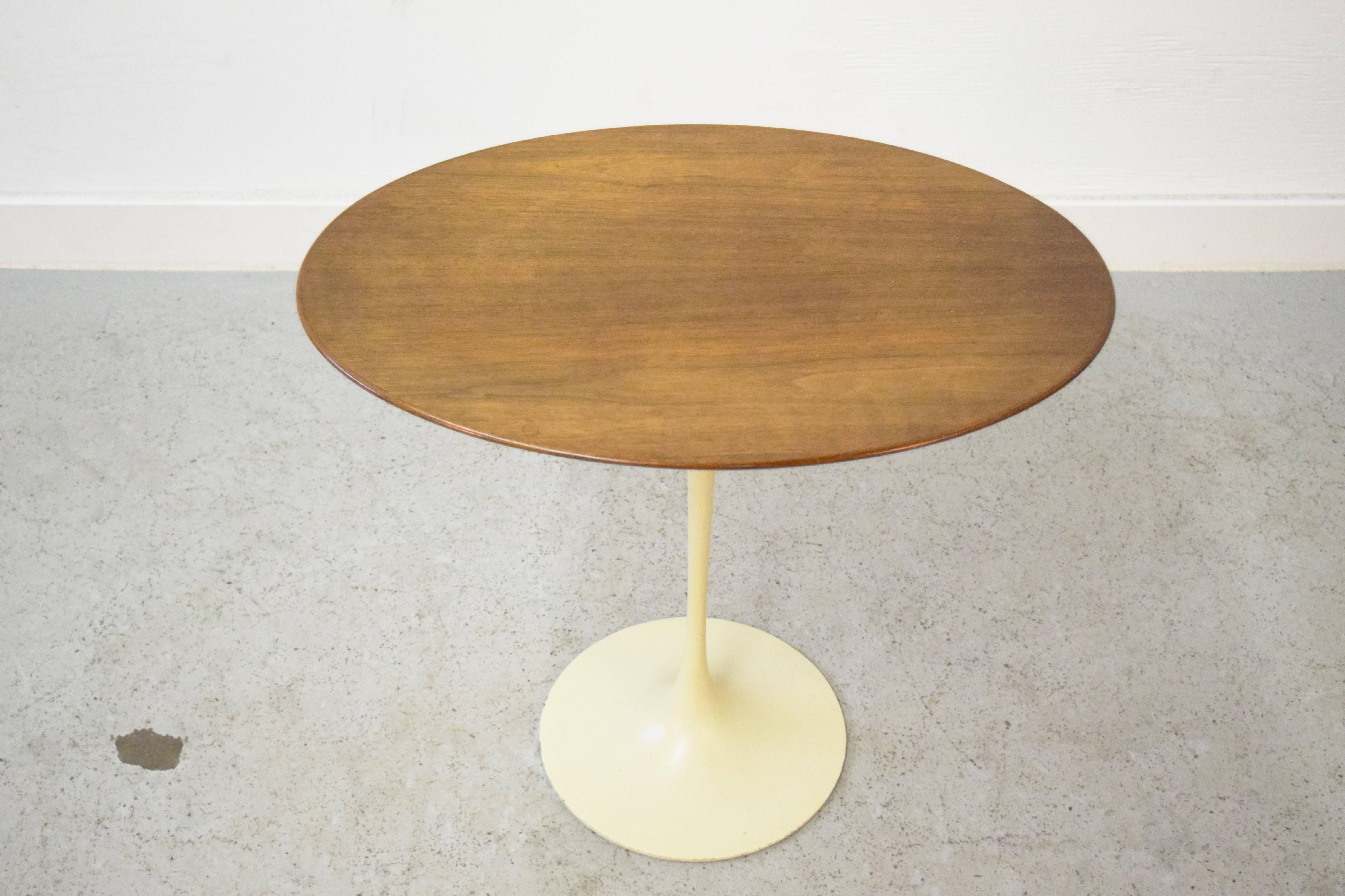 Mid-Century Modern Table d'appoint Tulip ovale Eero Saarinen pour Knoll en vente