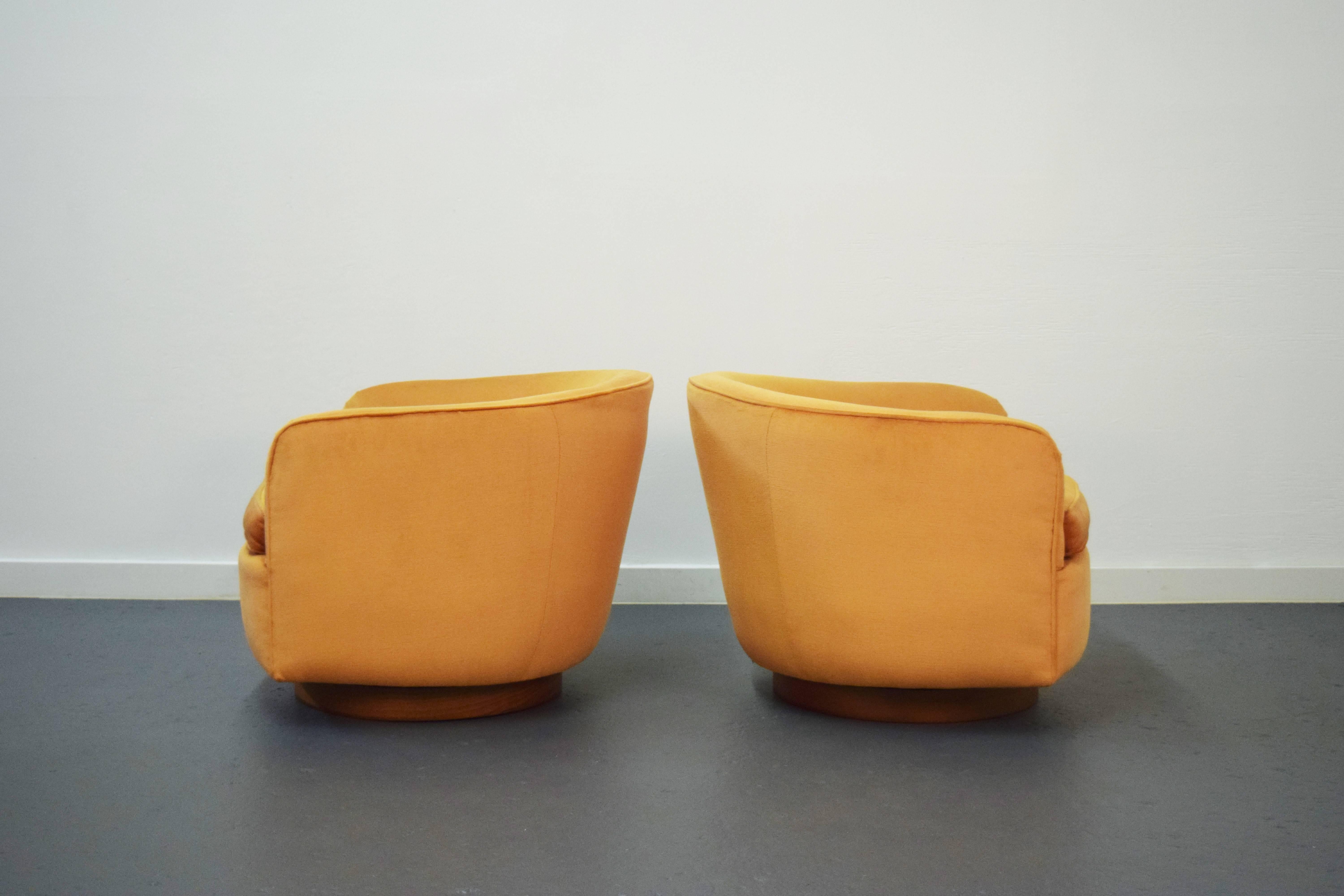 Mid-Century Modern Pair of Milo Baughman Swivel Lounge Chairs 