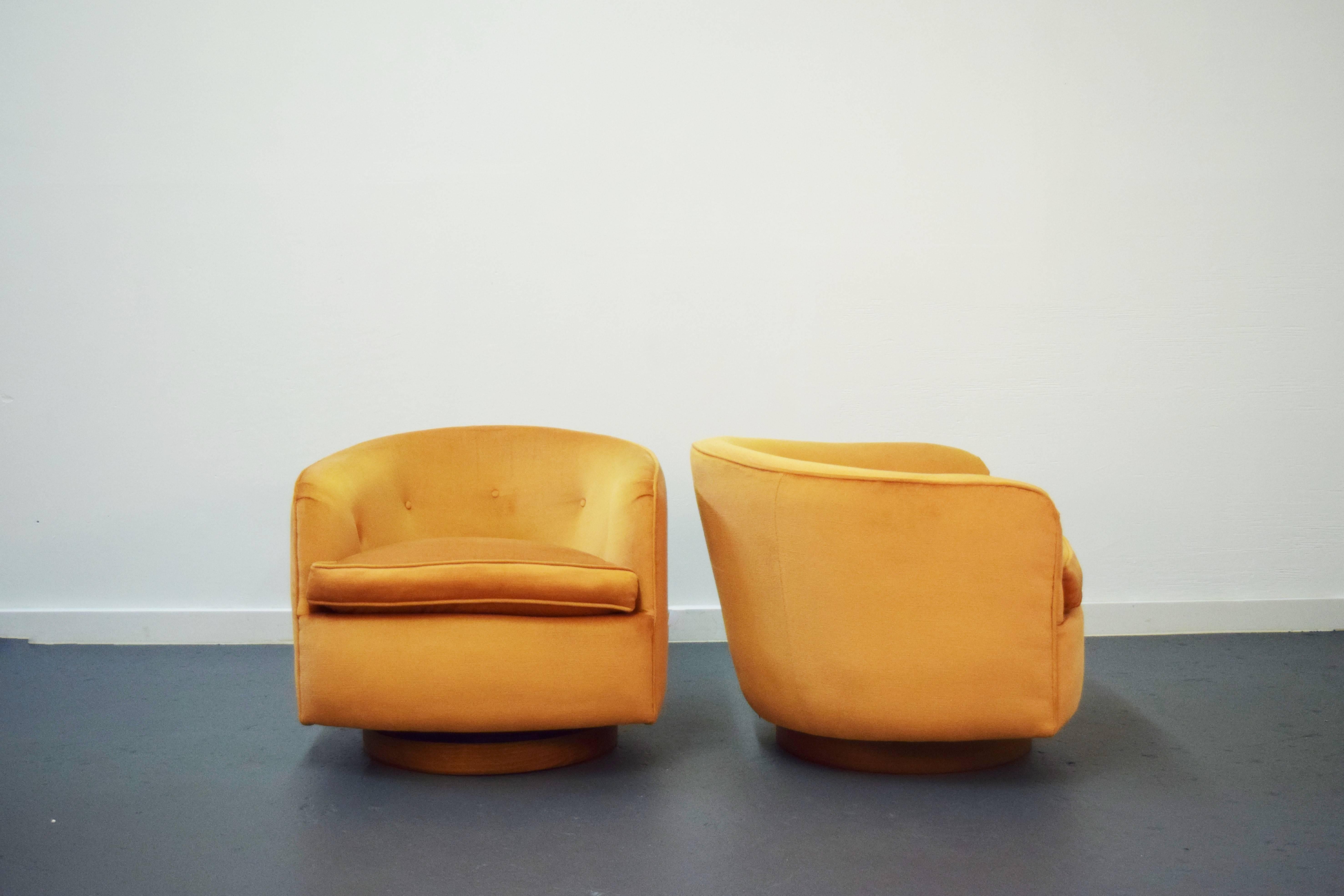 20th Century Pair of Milo Baughman Swivel Lounge Chairs 