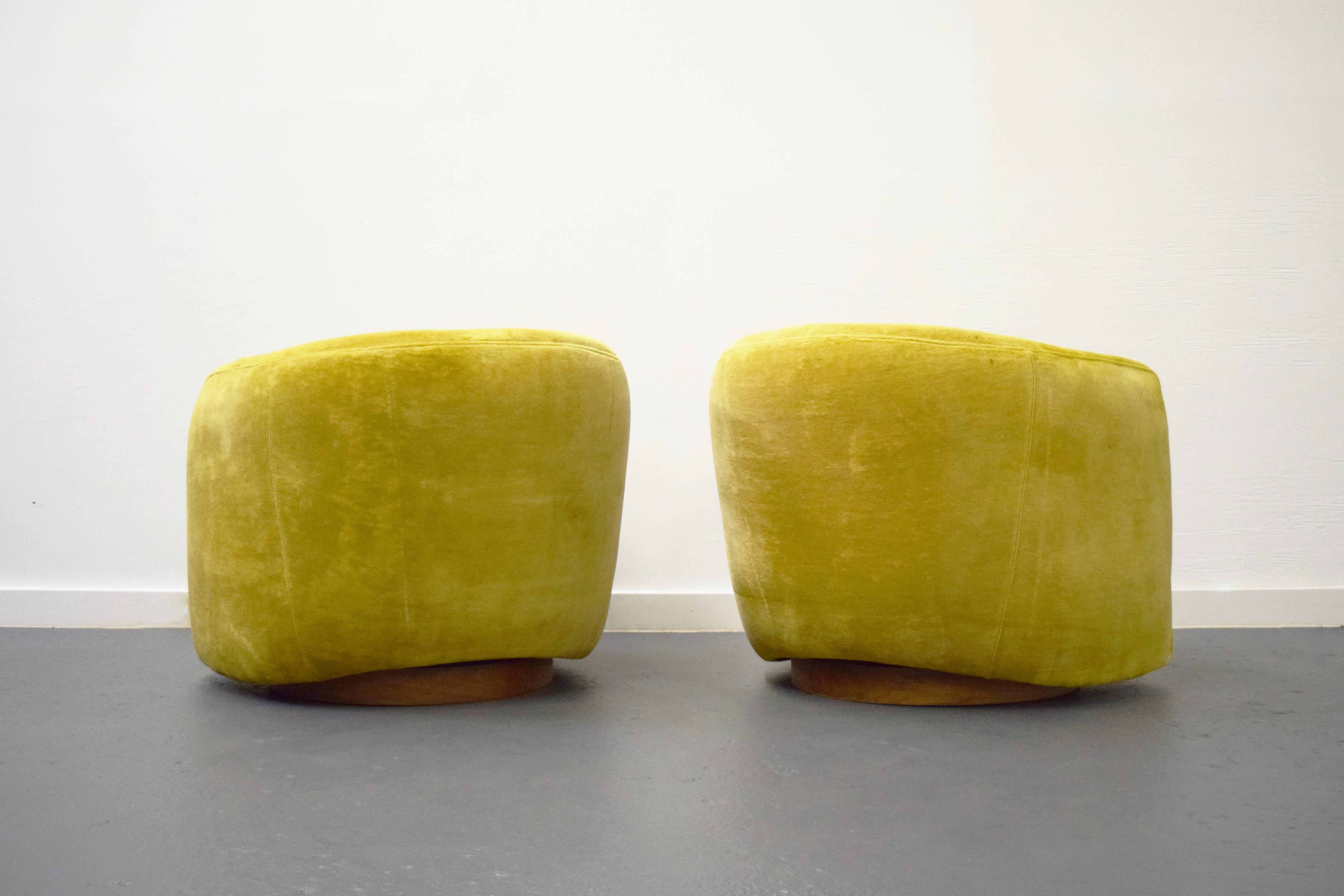 Mid-Century Modern Pair of Milo Baughman Swivel and Tilt Lounge Chairs