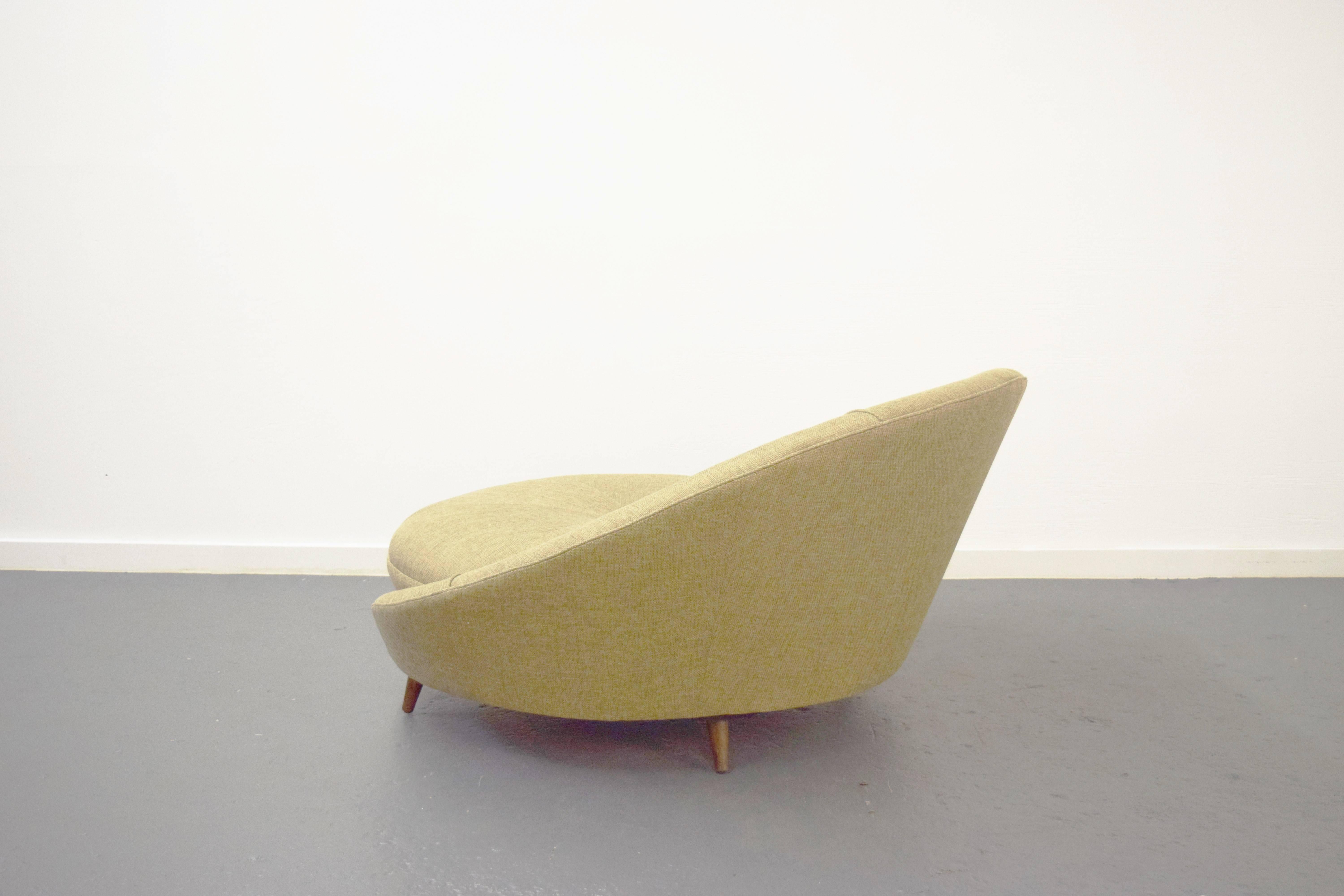 round lounge chairs