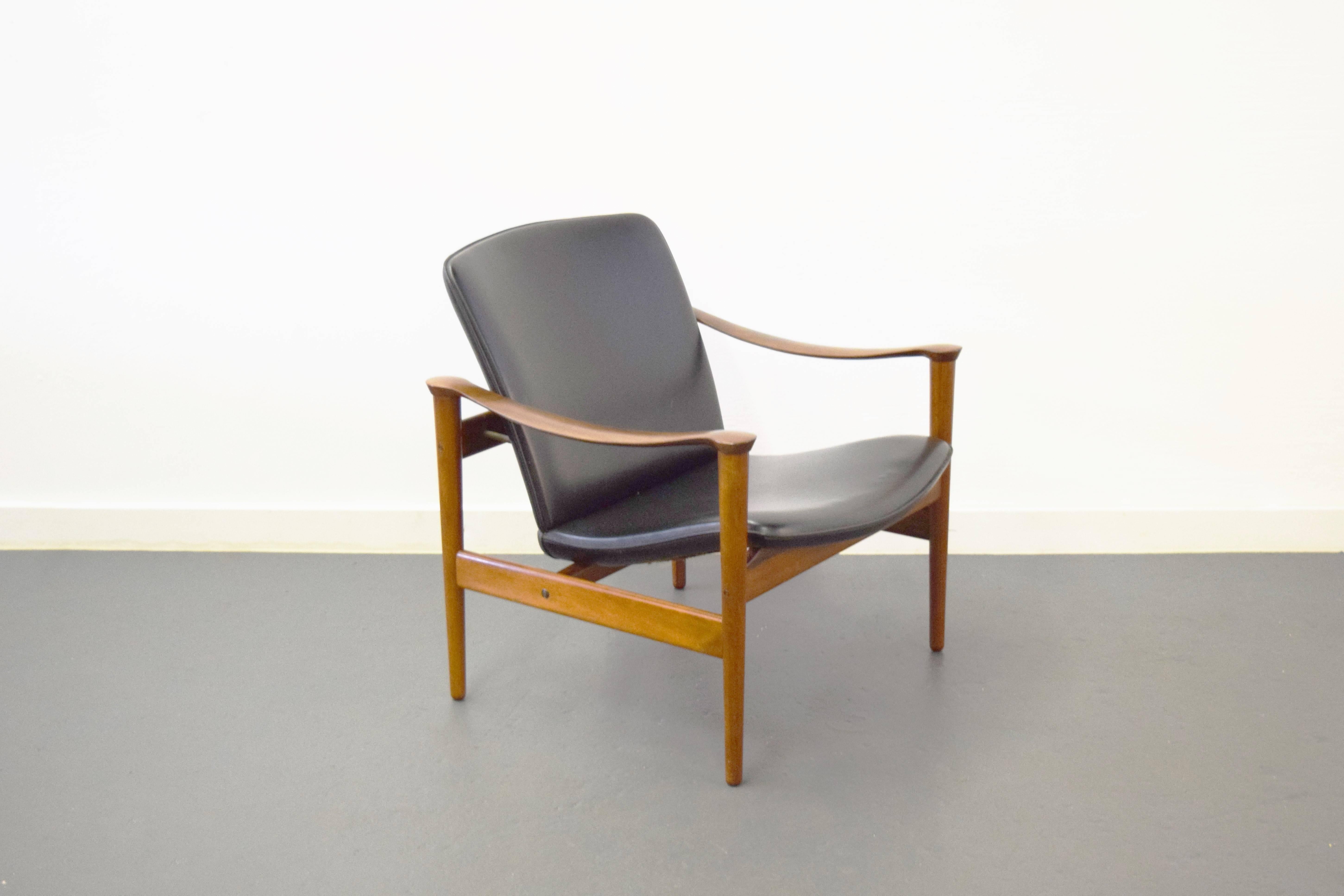 Fredrik A. Kayser Rosewood Lounge Chair In Excellent Condition For Sale In Middlesex, NJ