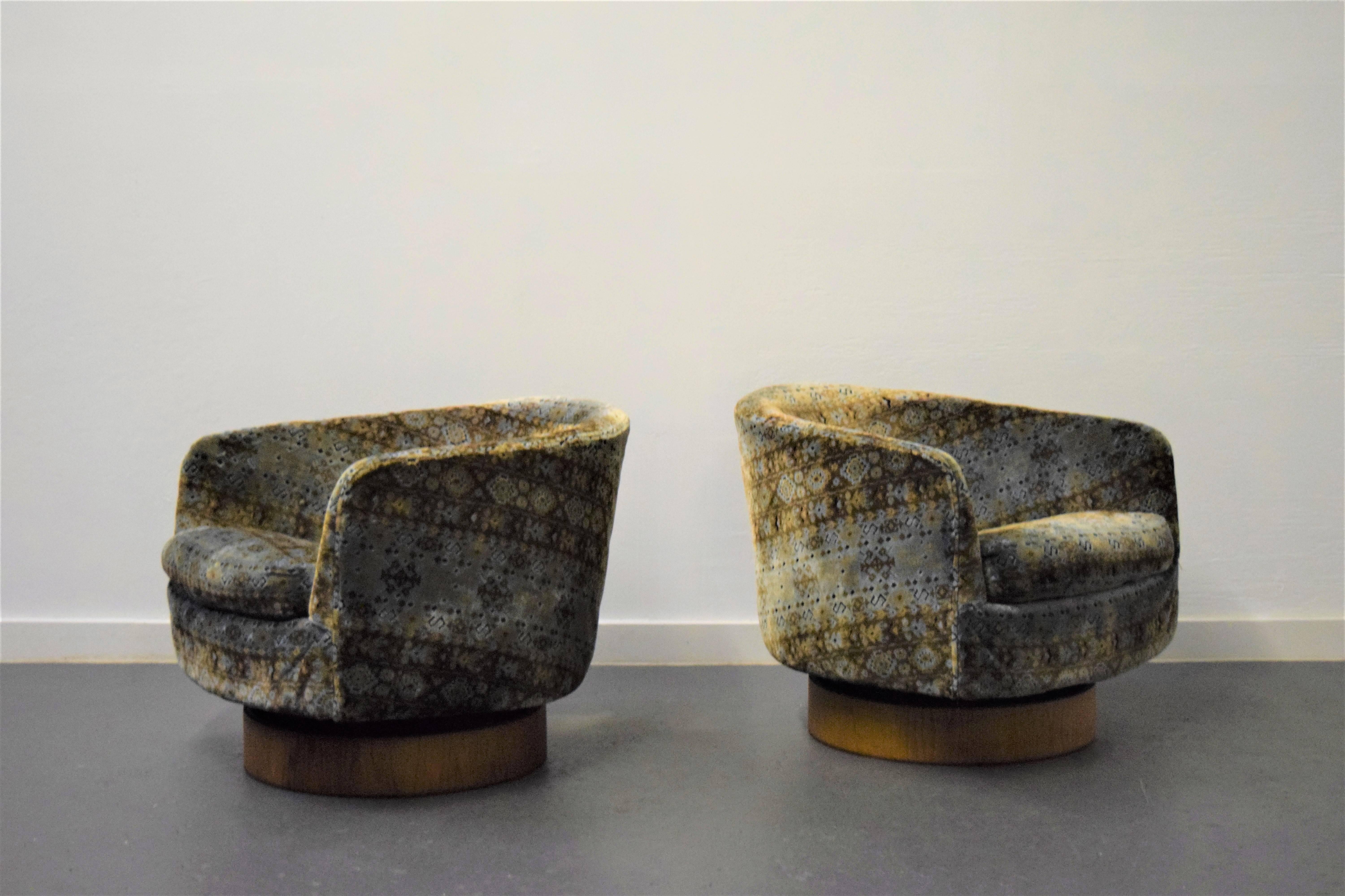 Mid-Century Modern Pair of Milo Baughman Swivel Lounge Chairs