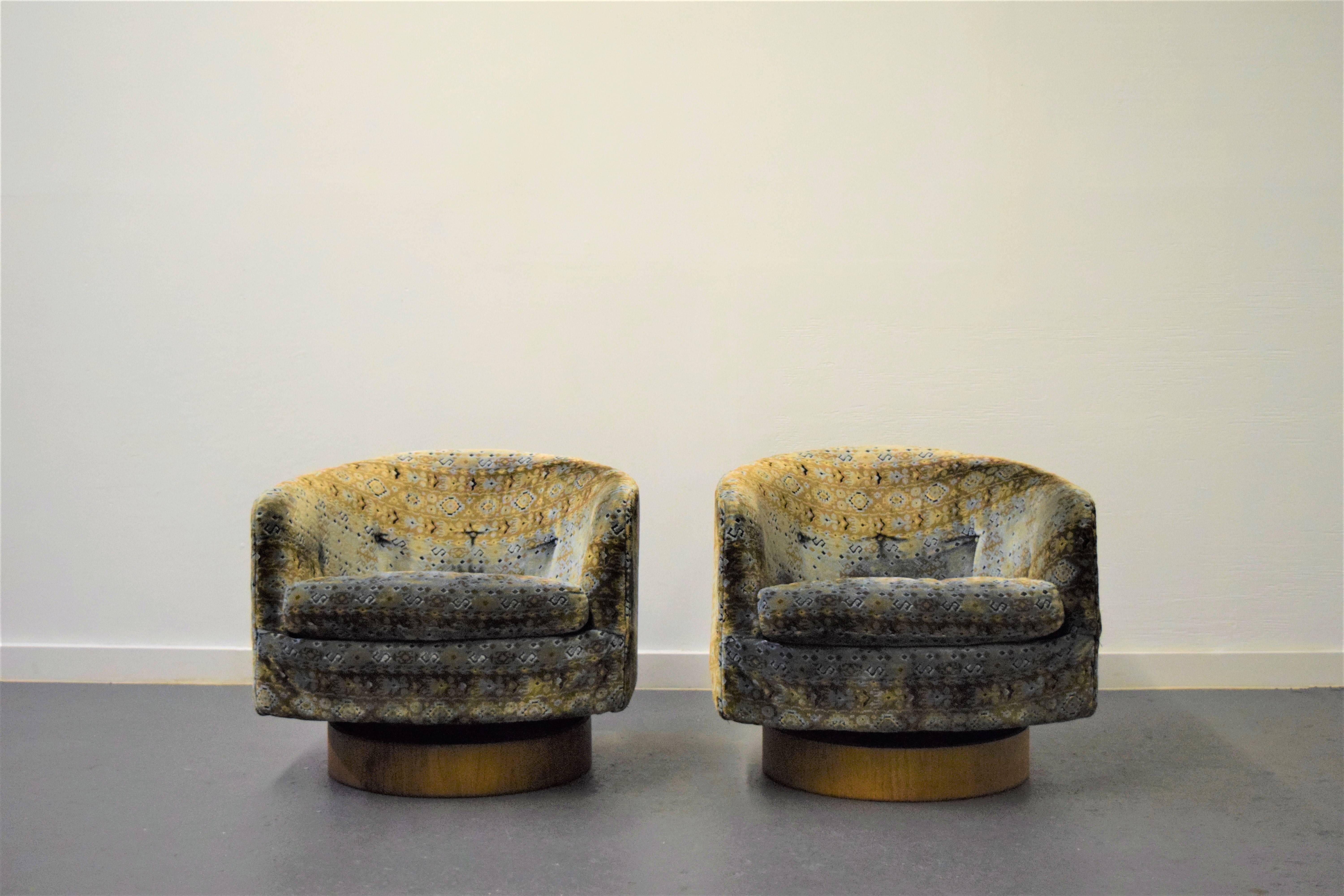 Pair of Milo Baughman Swivel Lounge Chairs 1