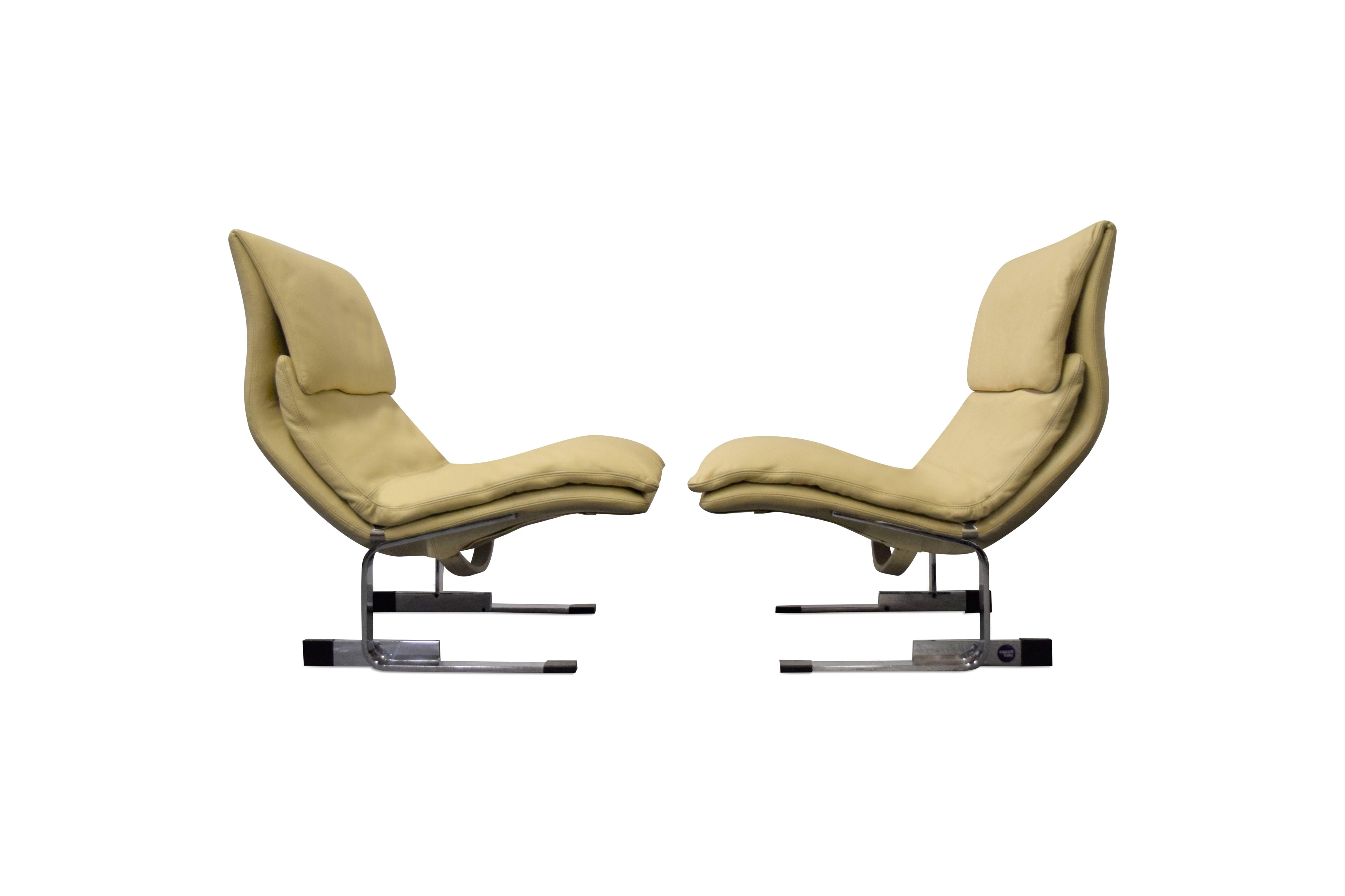Mid-Century Modern Pair of Leather Saporiti 'Onda' Wave Lounge Chairs