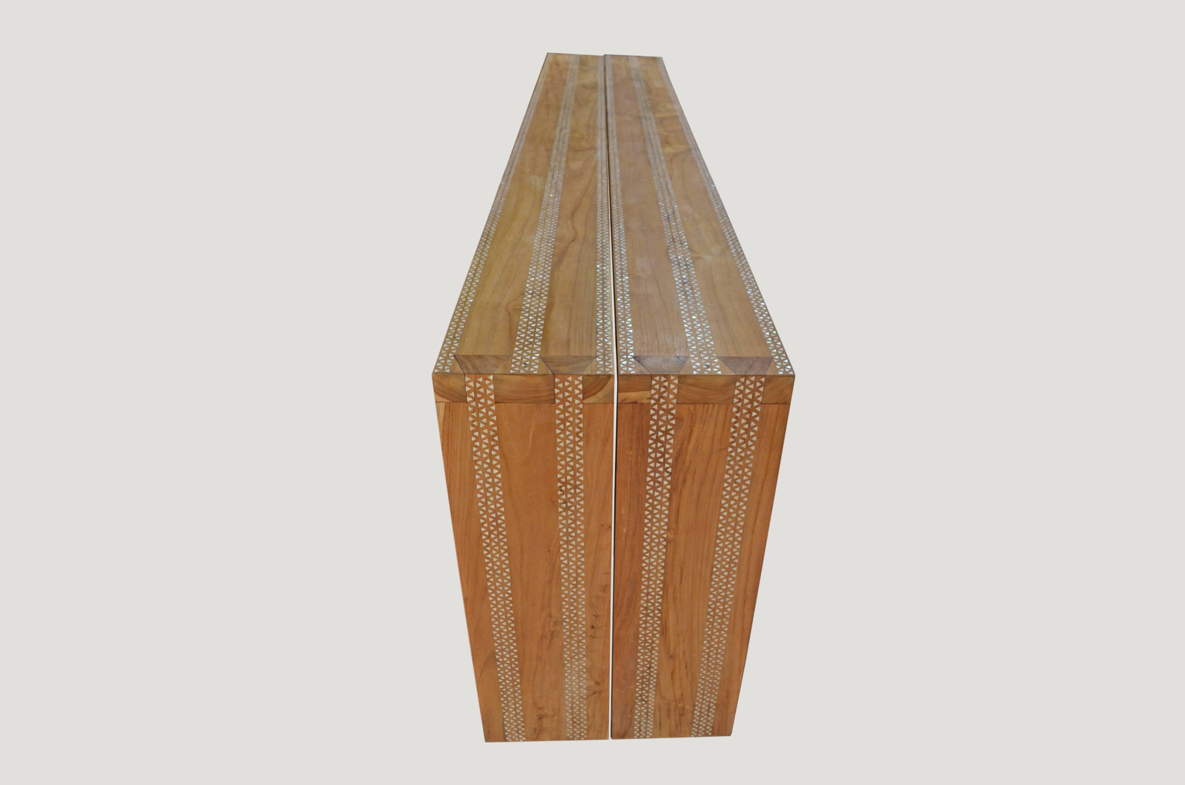 Organique Console Andrianna Shamaris en bois de teck incrusté de coquillages en vente