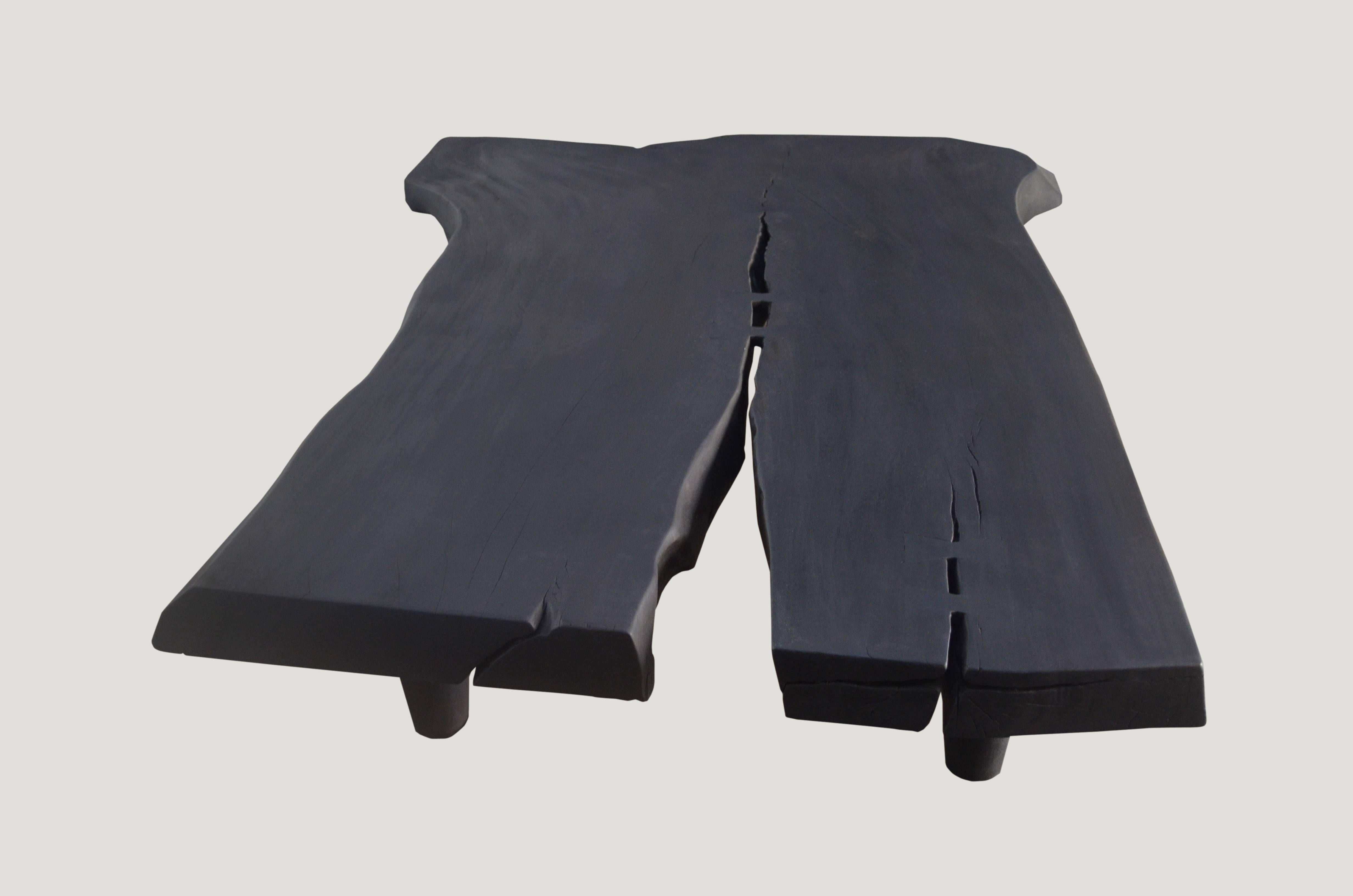 Table basse en bois de suar d'une seule dalle récupérée de 4″ d'épaisseur, avec des détails de papillon ajoutés. Une combinaison parfaite de moderne et d'organique. Commande personnalisée disponible. 

La collection triple burnt représente une ligne